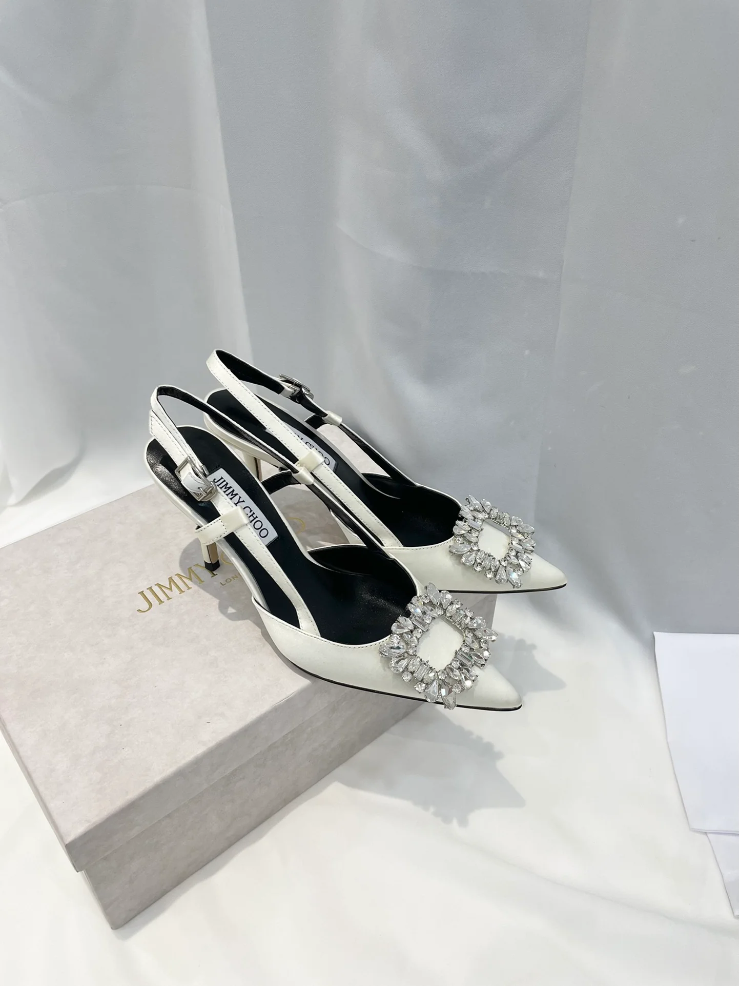 Серия Jimmy Goddess - Туфли на высоком каблуке с бриллиантовой пряжкой - Белые