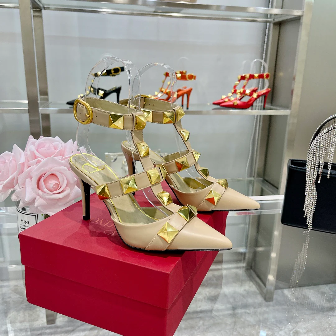 Туфли на высоком каблуке с острым носком от Valentino