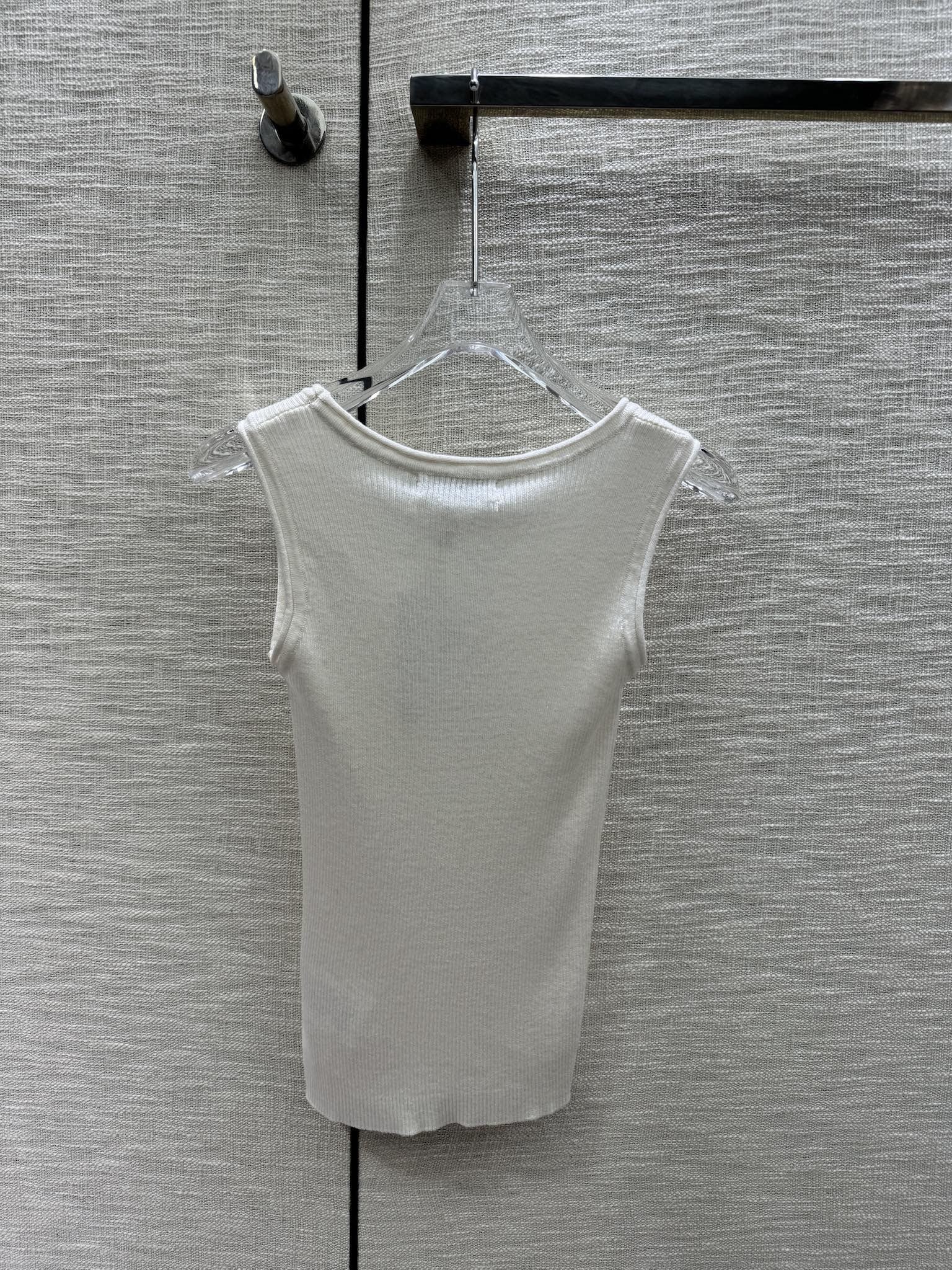 Вязаный жилет Dior 2403 с вышитой буквой CD — белый