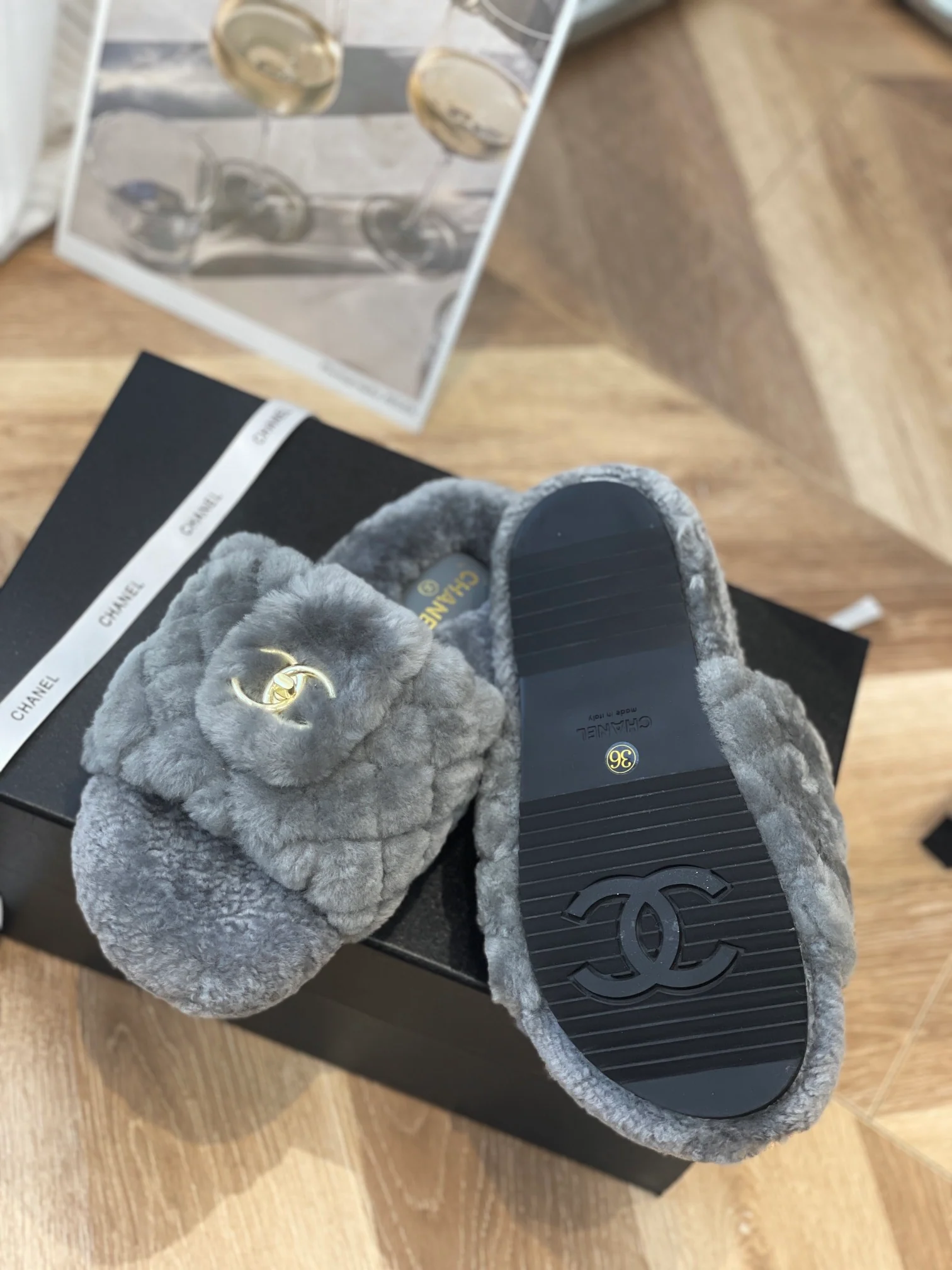 Новинка сезона осень/зима 2022 от Chanel - Тапочки из овечьей шерсти - Серые