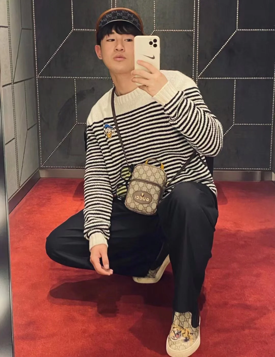 Сумка для телефона Gucci с головой тигра