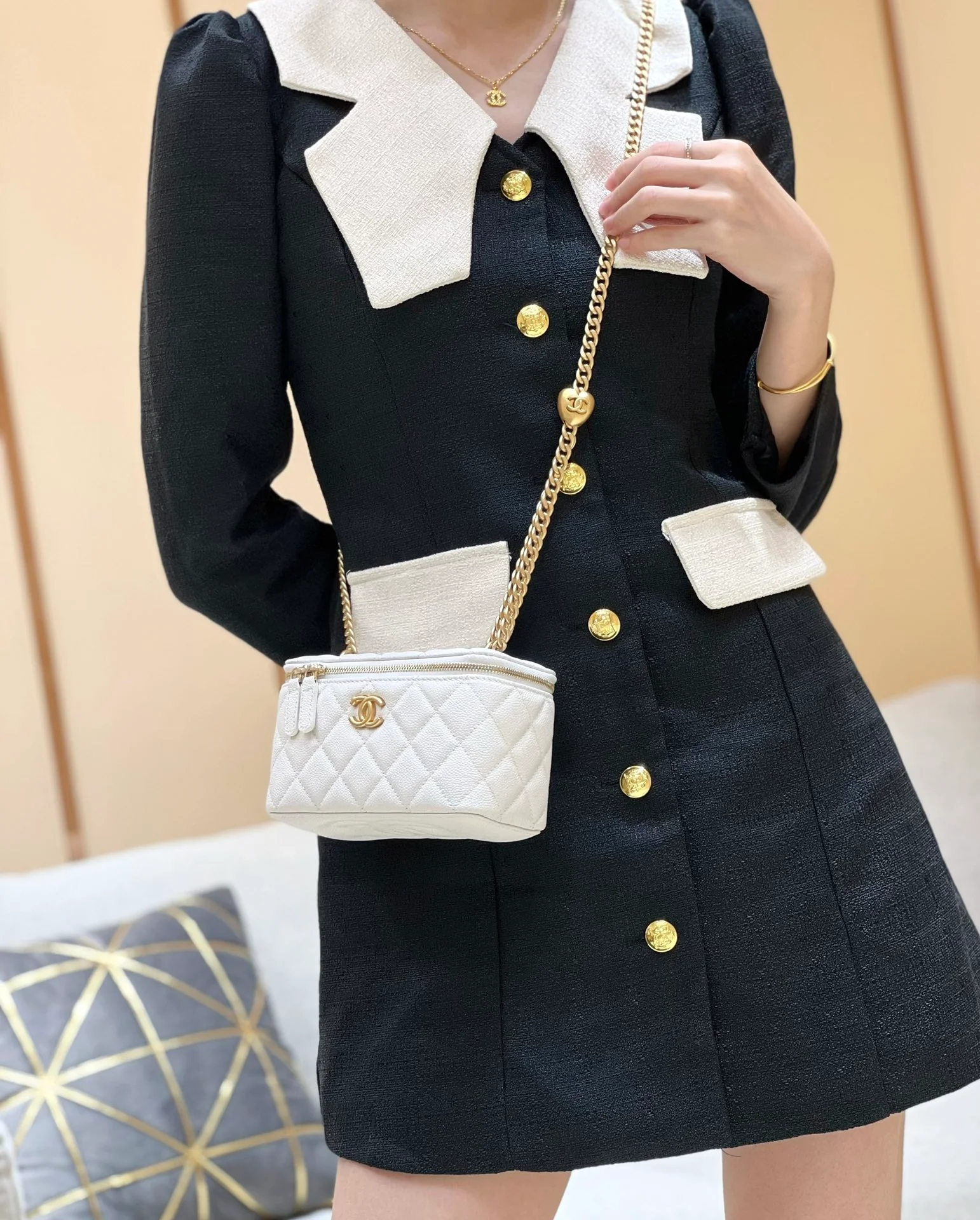 Новинка сезона весна/лето 2023 от Chanel - цепочка-шар, длинная коробка - белая - фото в действии.