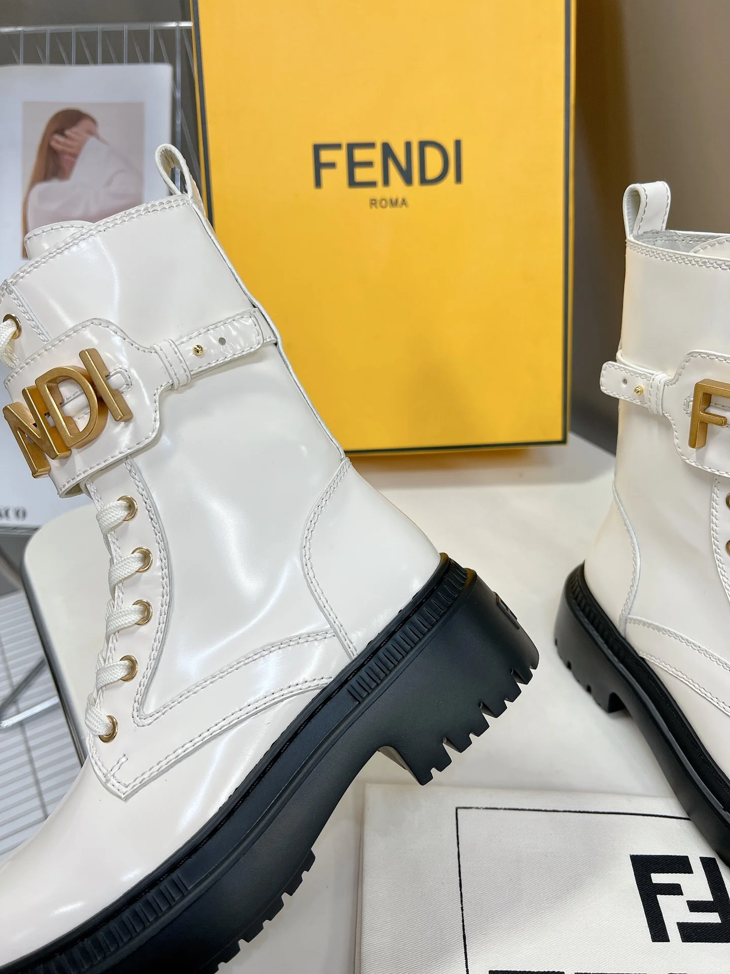 Новинка весны 2022 года от Fendi — Ботильоны Martin на шнуровке с пряжкой в ??виде буквы — Белые