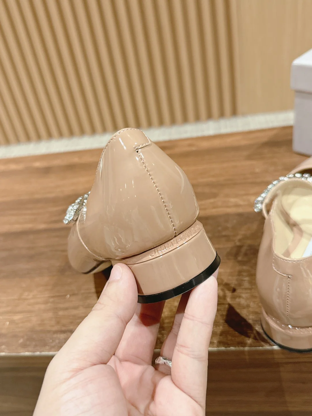 Туфли Jimmy Mary Jane в сочетании с розовым колье с одной лямкой, украшенным кристаллами.