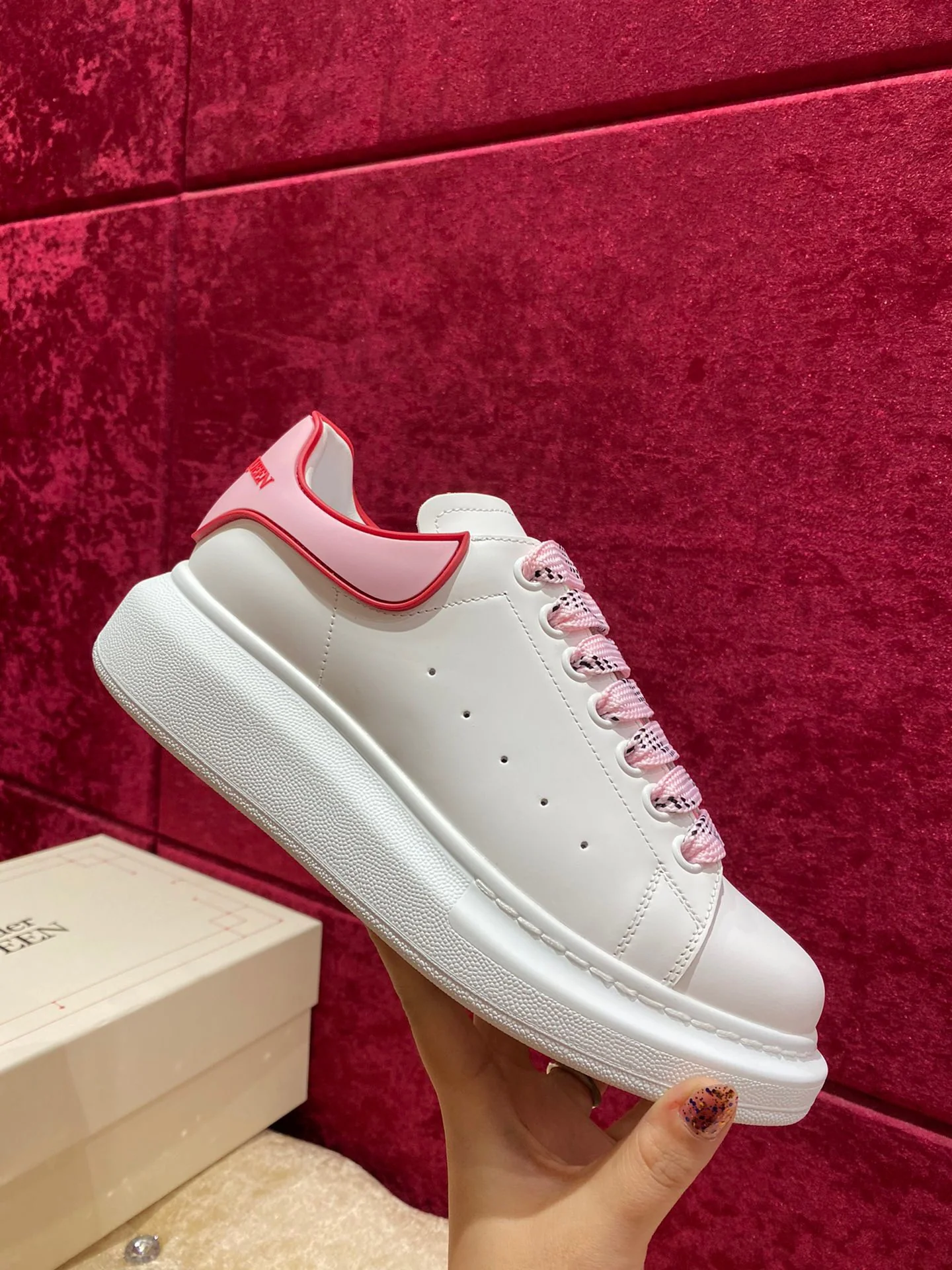 Классические белые кроссовки McQueen с розовой пяткой