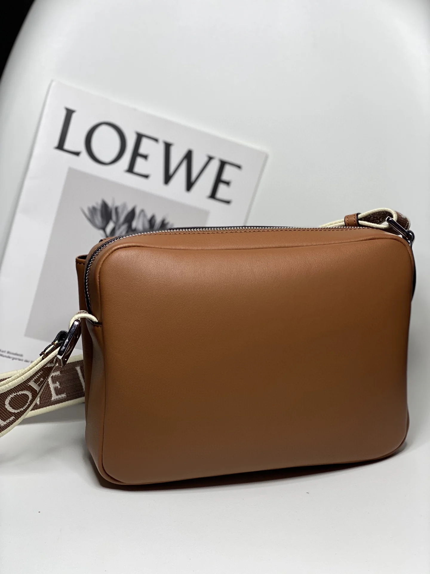 Сумка-мессенджер Loewe 2022 Military, маленькая
