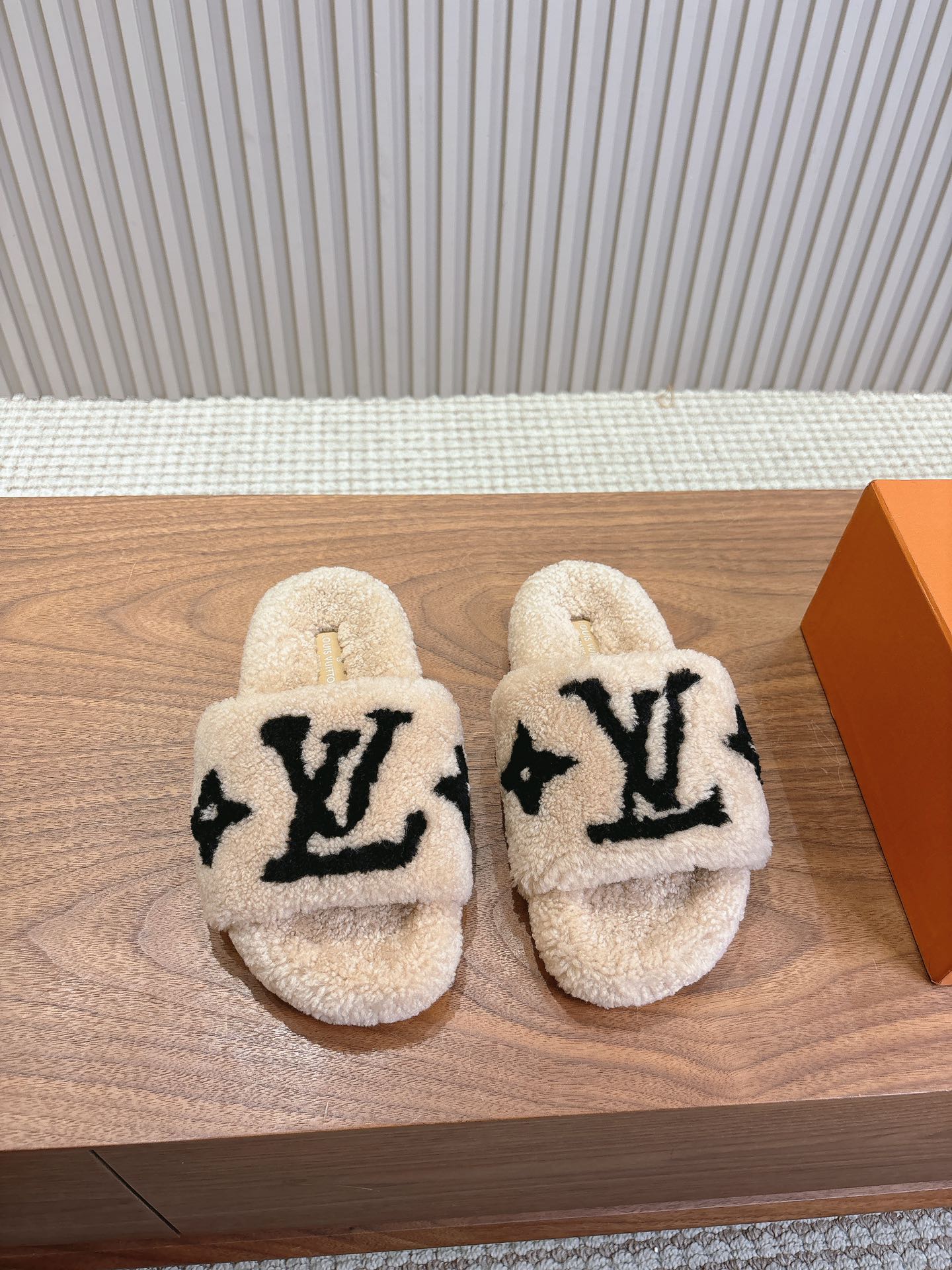 LV-2024 Шерстяные тапочки - Цвет молочного чая