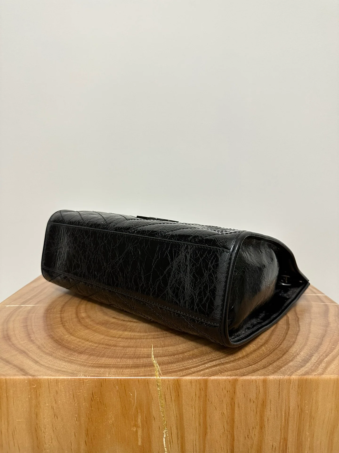 Сумка-шоппер YSL Niki с черной цепочкой из античного серебра.