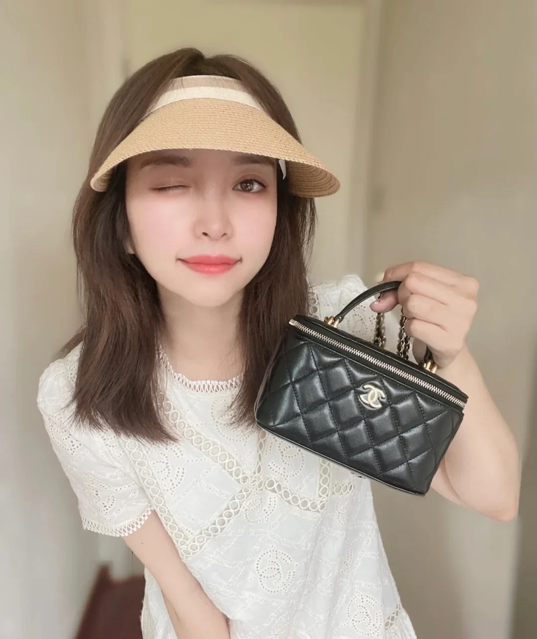 Сумка-коробочка Chanel с кожаной ручкой, длинная, черная.