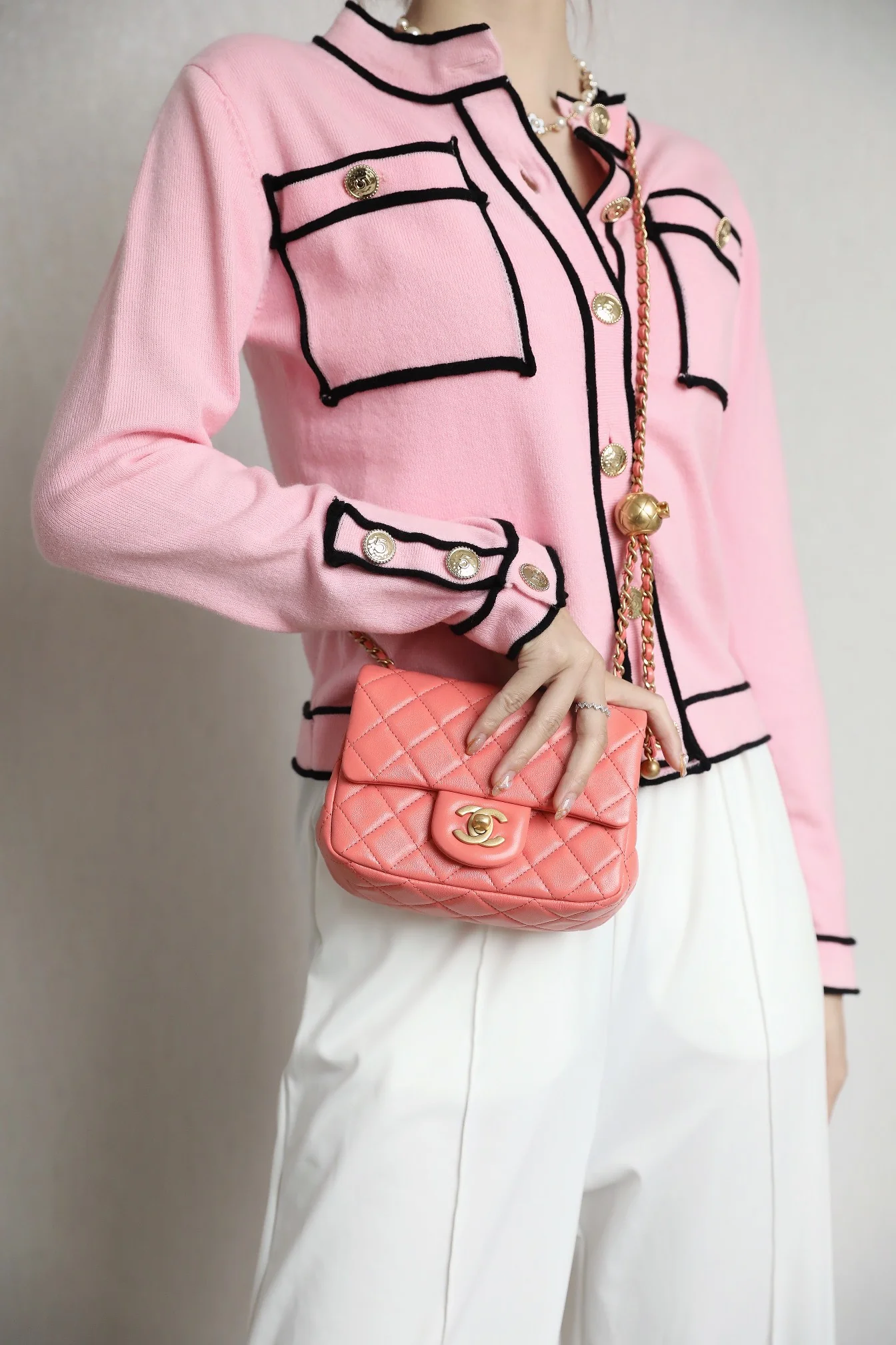 Сумка Chanel Gold Globe Square Fat Flap Bag - кораллово-розовая.