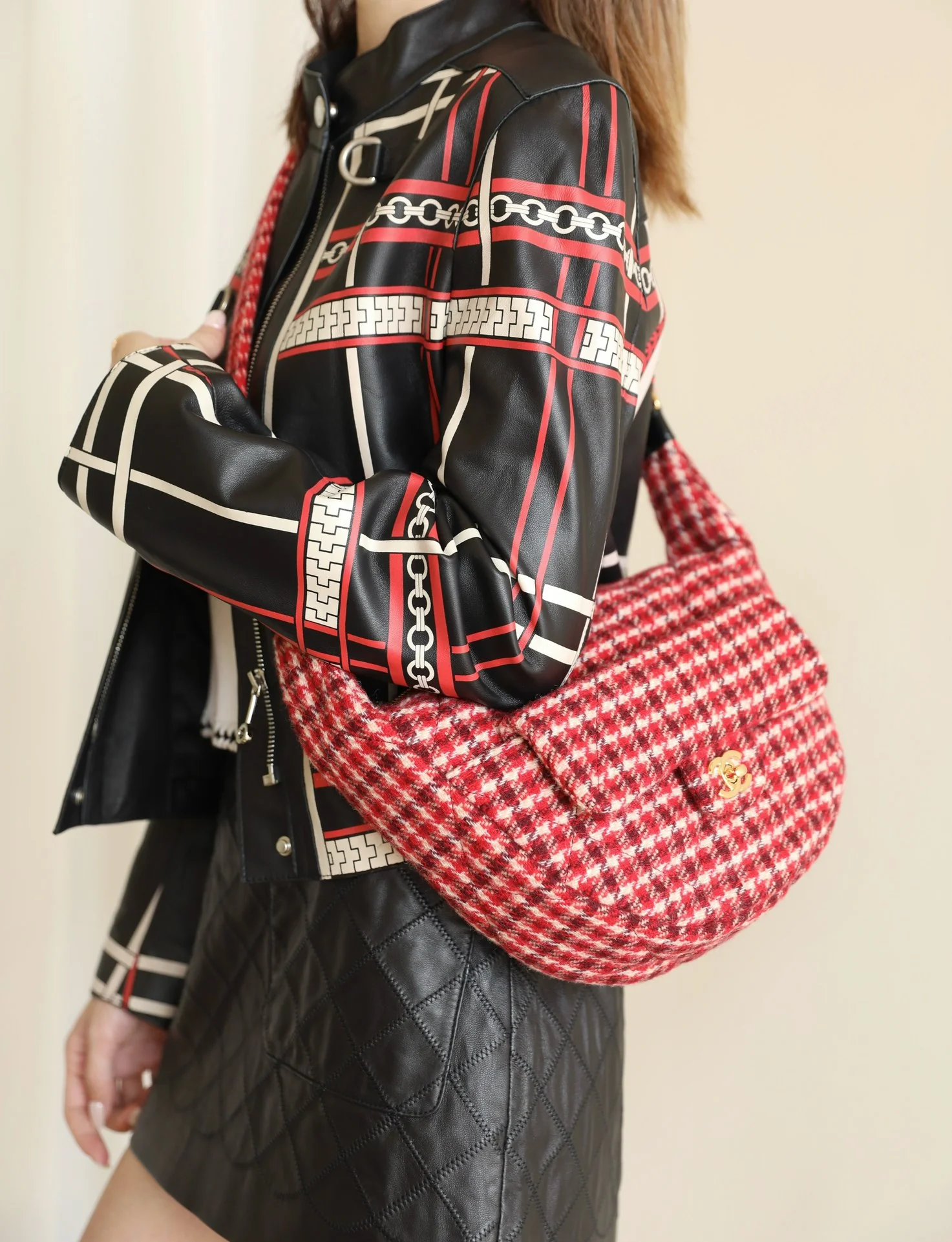Сумка-хобо Chanel-Plover в красную клетку, полумесяц