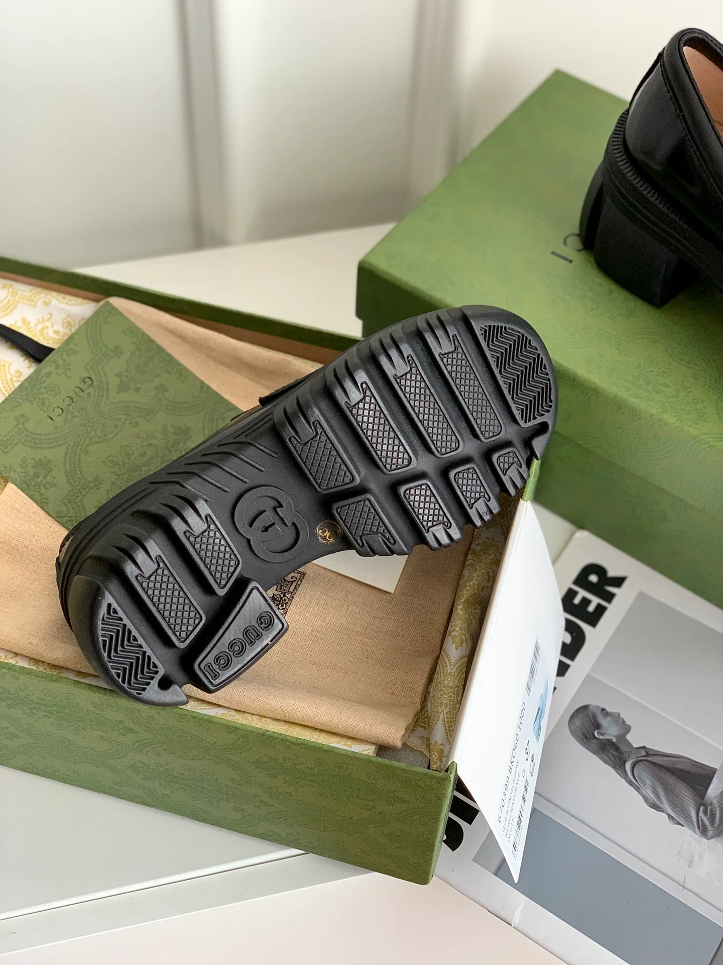 Gucci - Новинка сезона осень/зима 2022 - Лоферы на платформе GG со стразами