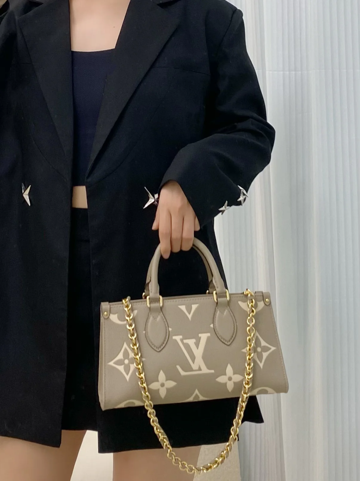 m23640-LV-cabas-onthego-east-west-Золотая цепочка с монограммой-абрикос