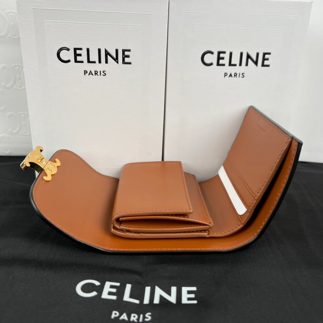 Маленький кошелек Celine Triomphe из гладкой овечьей кожи — кофейно-коричневый.
