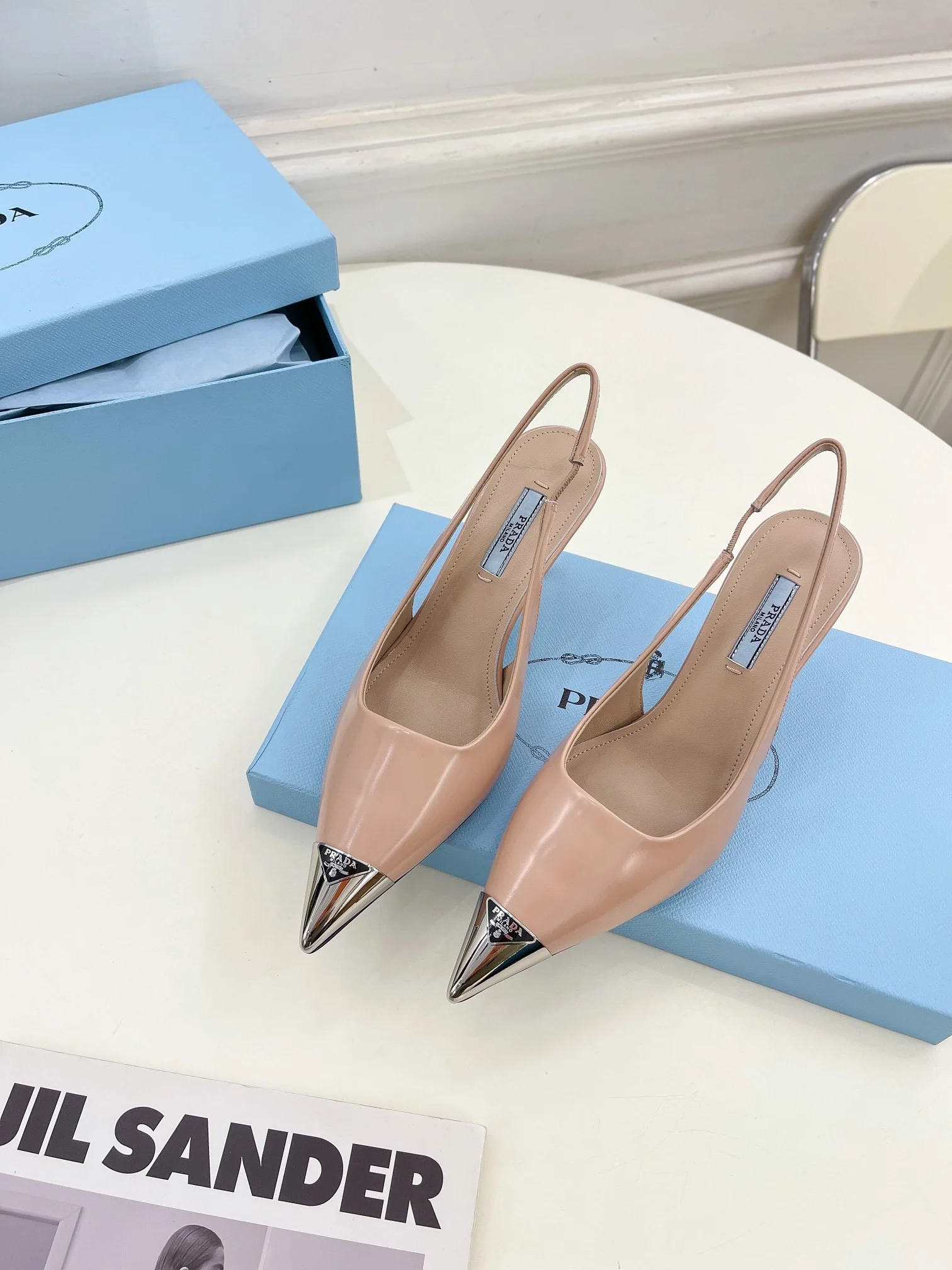 Новинка весны 2023 года от Prada - сандалии и туфли на каблуке с острым носком - розовые.