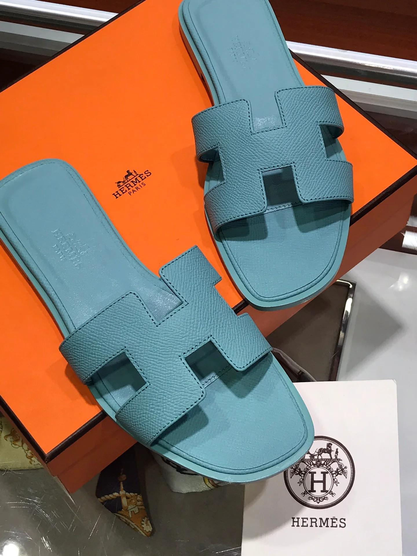 Новинка весны 2022 года от Hermes - плоские тапочки H - 2 шт.
