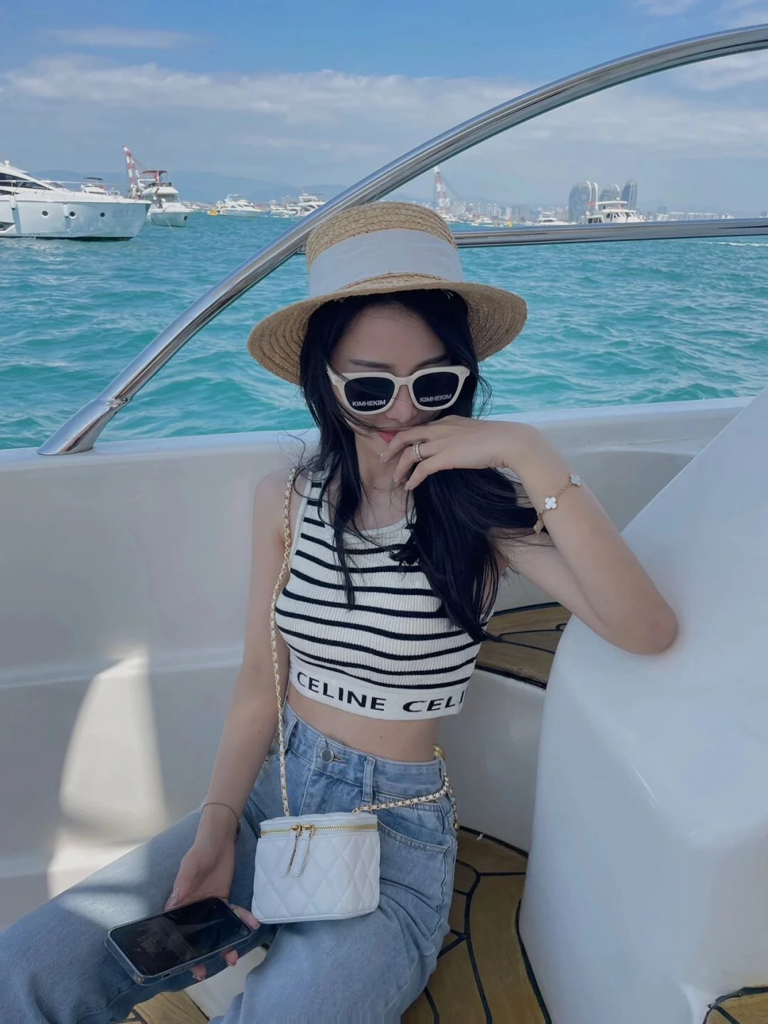 Celine-2403 Короткий жилет с вырезом на спине, бежевыми полосками, черной и белой отделкой.