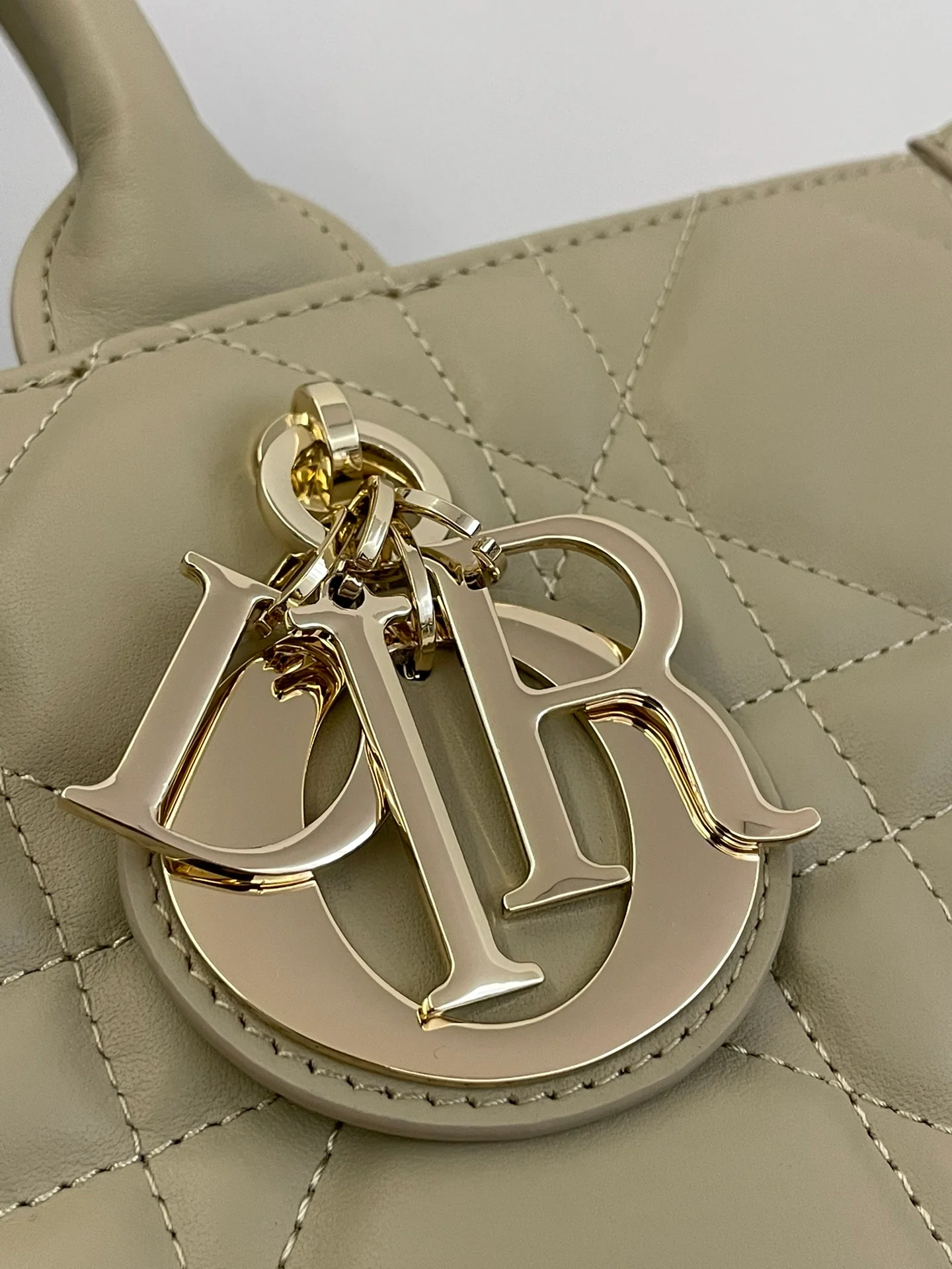 Средняя кожаная стеганая сумка-тоут Dior - кремово-абрикосовый цвет