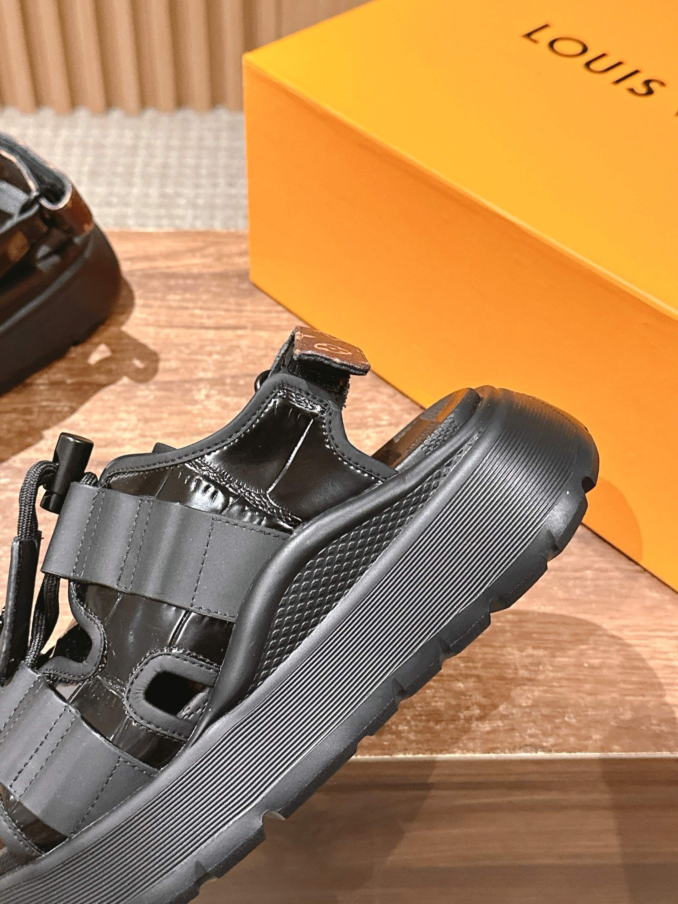 Новая коллекция LV ?Ранняя весна 2025? — сандалии на липучках — черные.