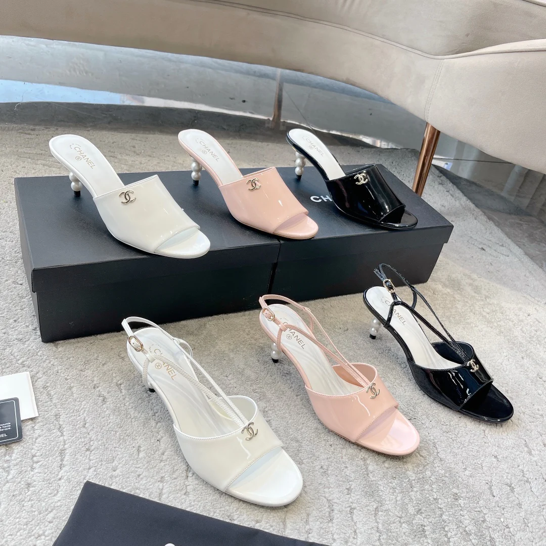 Новинка сезона весна/лето 2023 от Chanel - Босоножки на среднем каблуке с жемчужным верхом - Белые