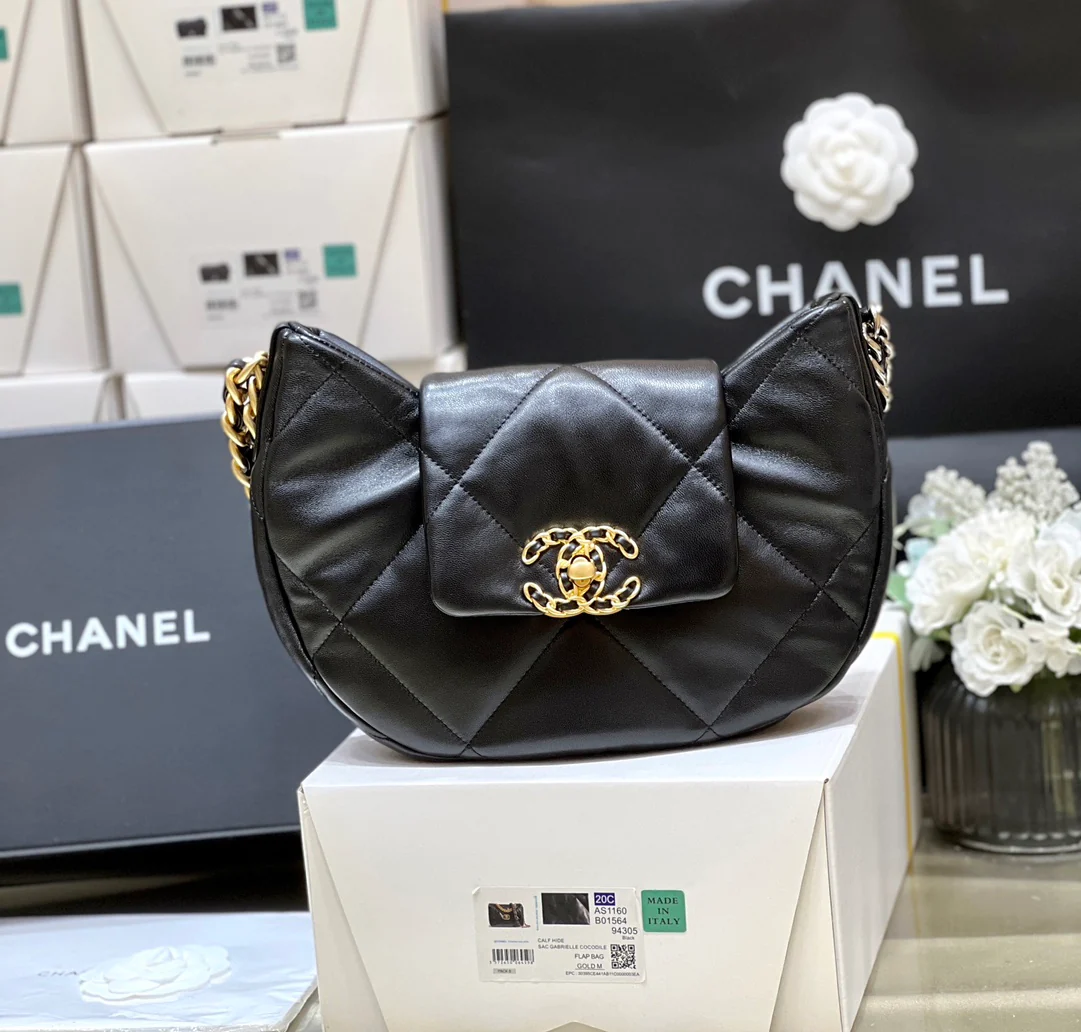 Новая коллекция Chanel ?Ранняя весна? — 24c — 19bag — сумка-хобо под мышкой — черная.