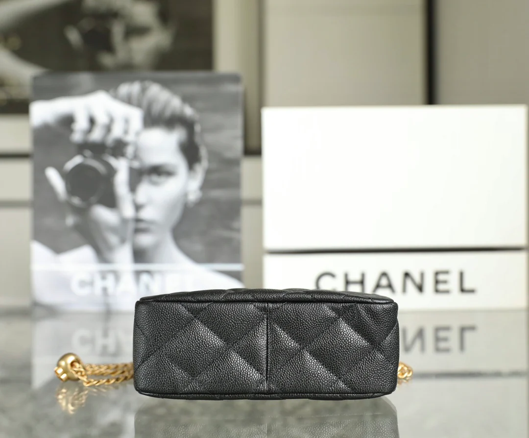 Новинка сезона весна/лето 2023 от Chanel - сумка-хобо в форме сердца, маленькая, черная.