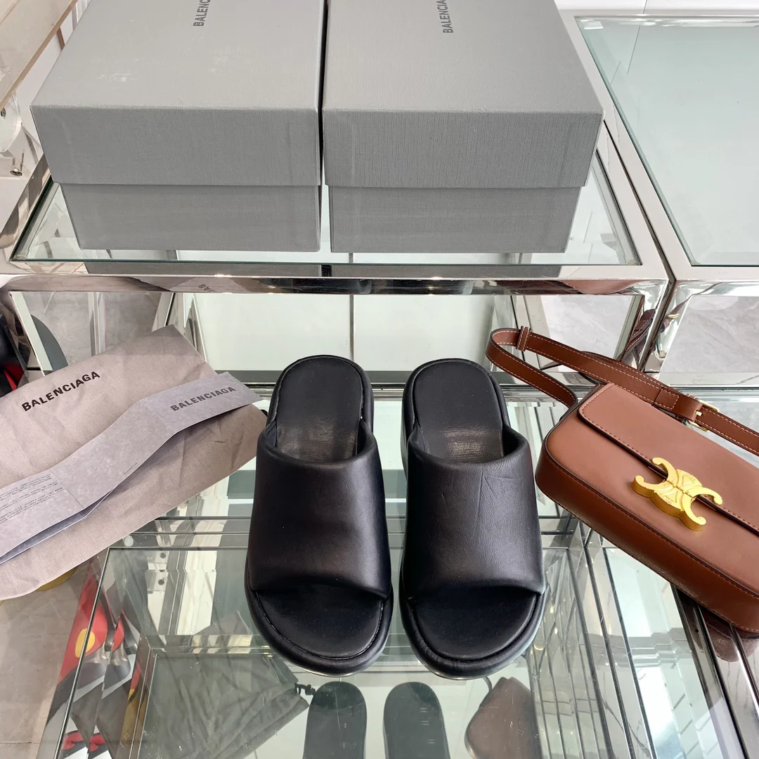 Новинка сезона весна/лето 2023 от Balenciaga - Сандалии на платформе - Черные