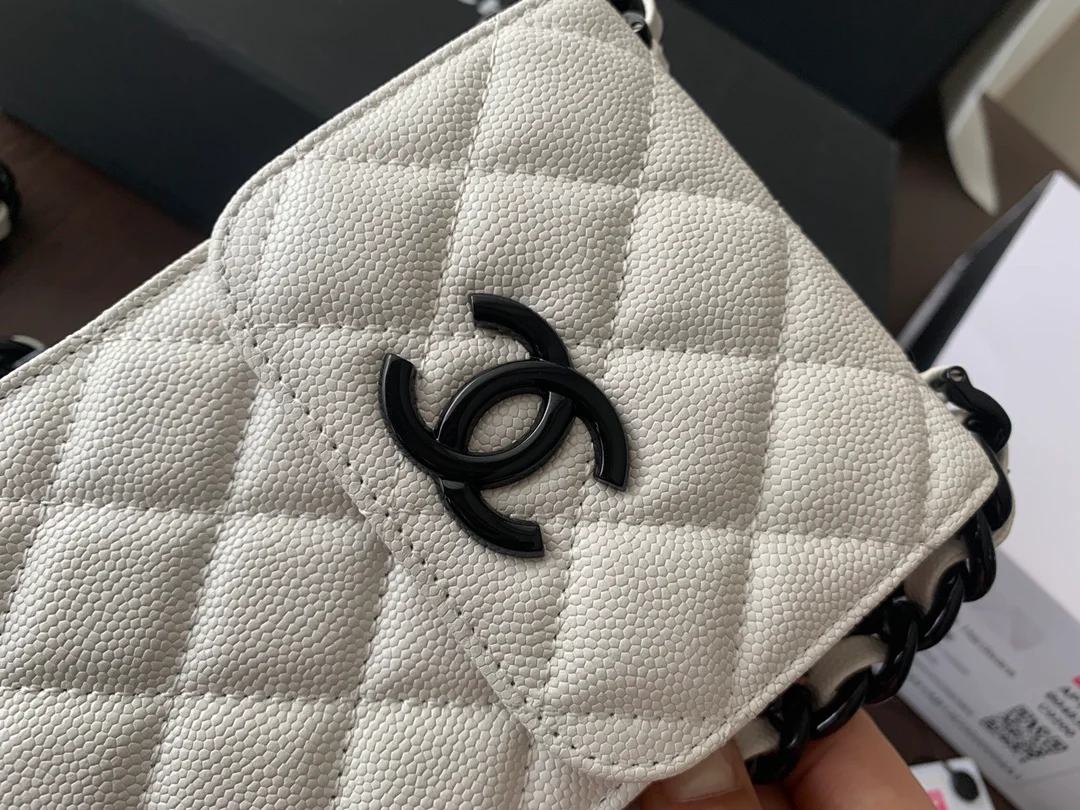 Chanel - Сумка для телефона - Белая кожа с зернистой текстурой - Черная пряжка