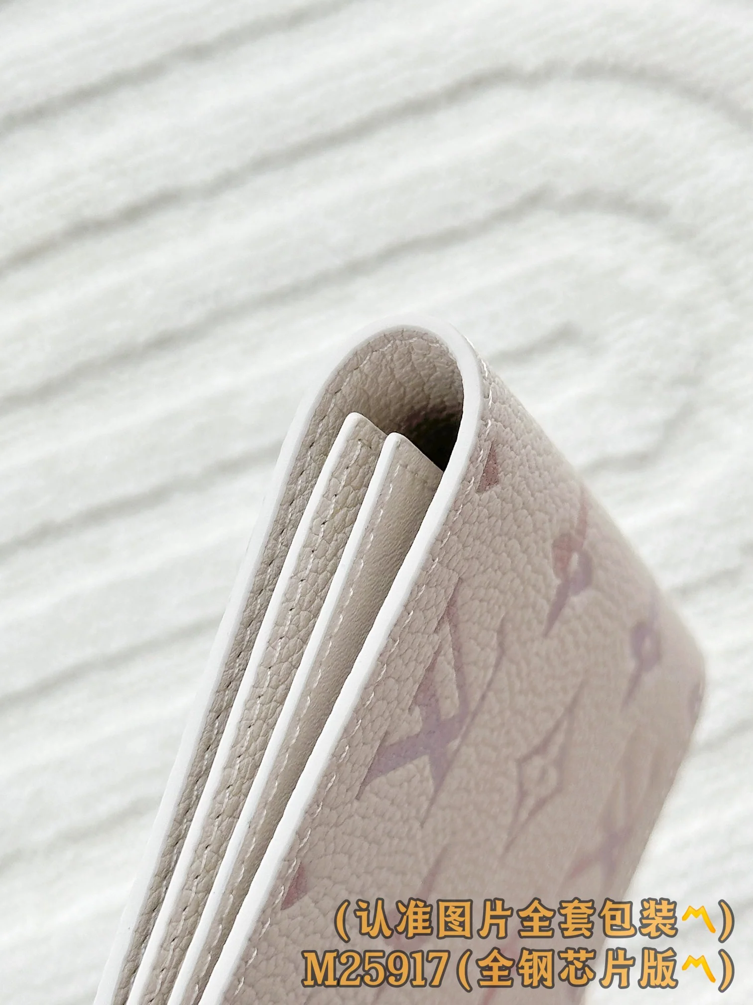 LV-m25917-Обложка для паспорта