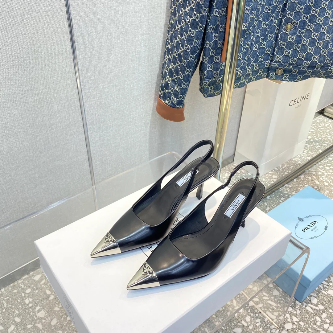 Новинка сезона весна/лето 2023 от Prada - сандалии с острым носком.