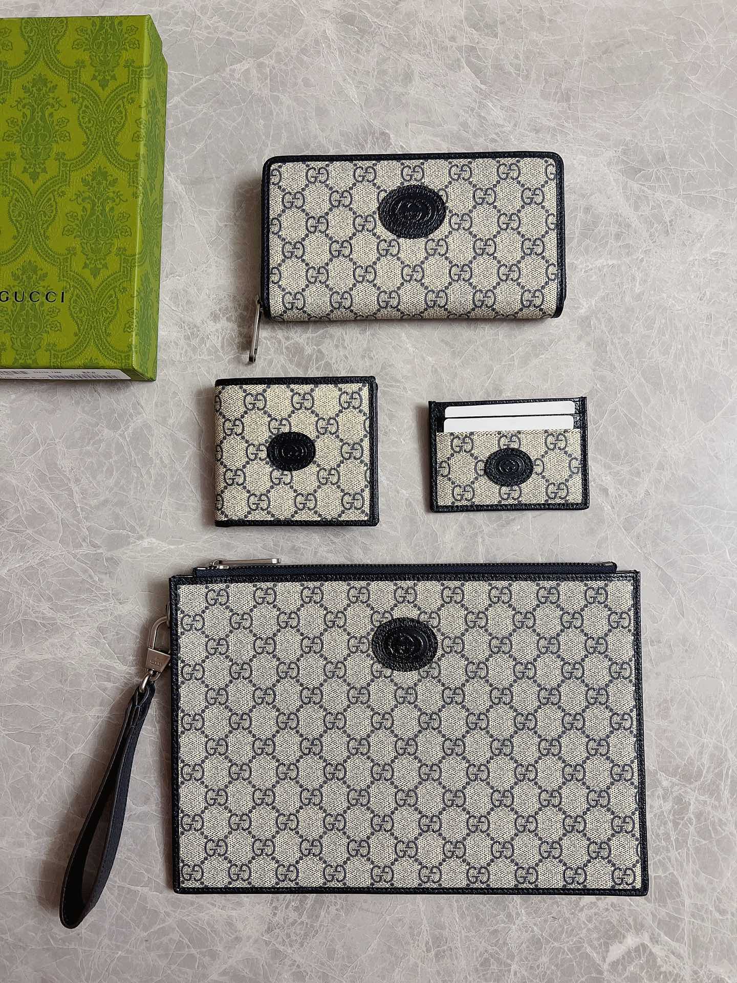 Клатч Gucci из синего ПВХ с монограммой