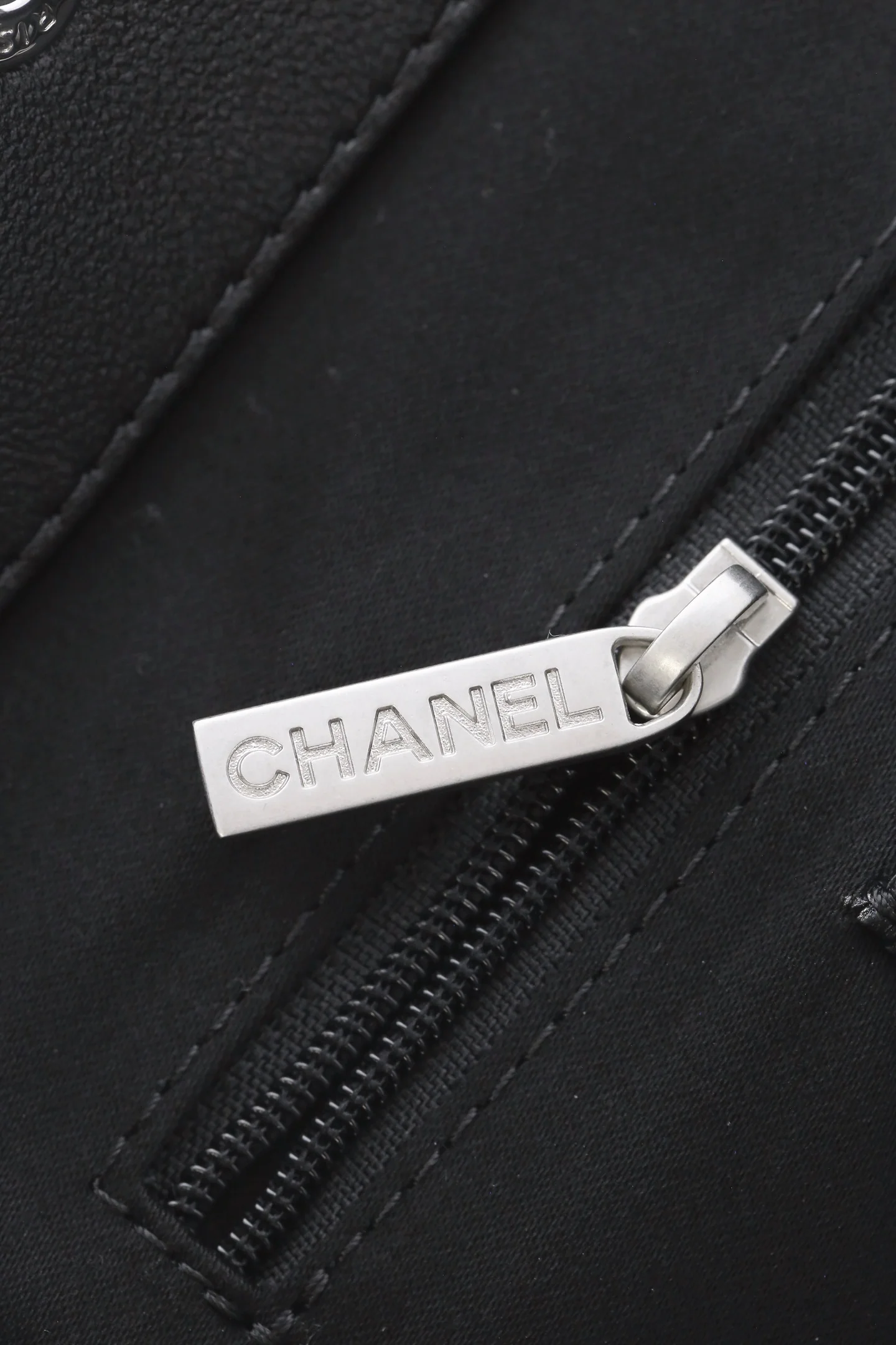 Сумка Chanel в стиле хиппи с золотой монетой 25 пенсов — черно-серебряная.