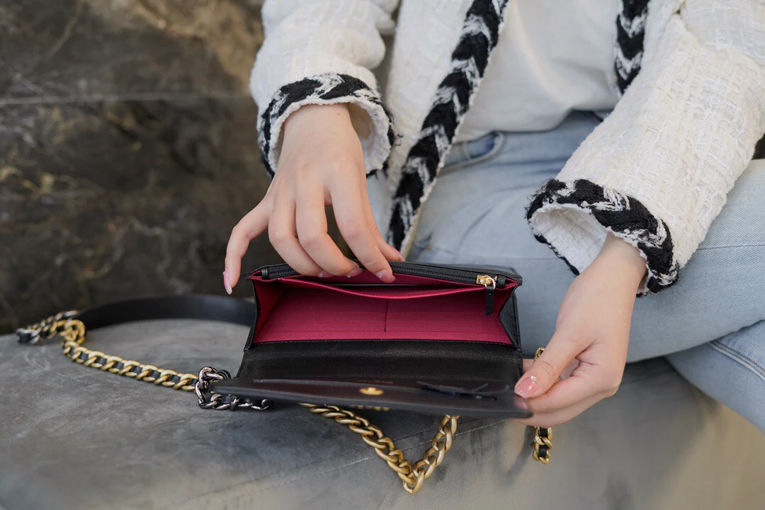 Chanel - Коллекция 19 WOC - Черный с золотой пряжкой