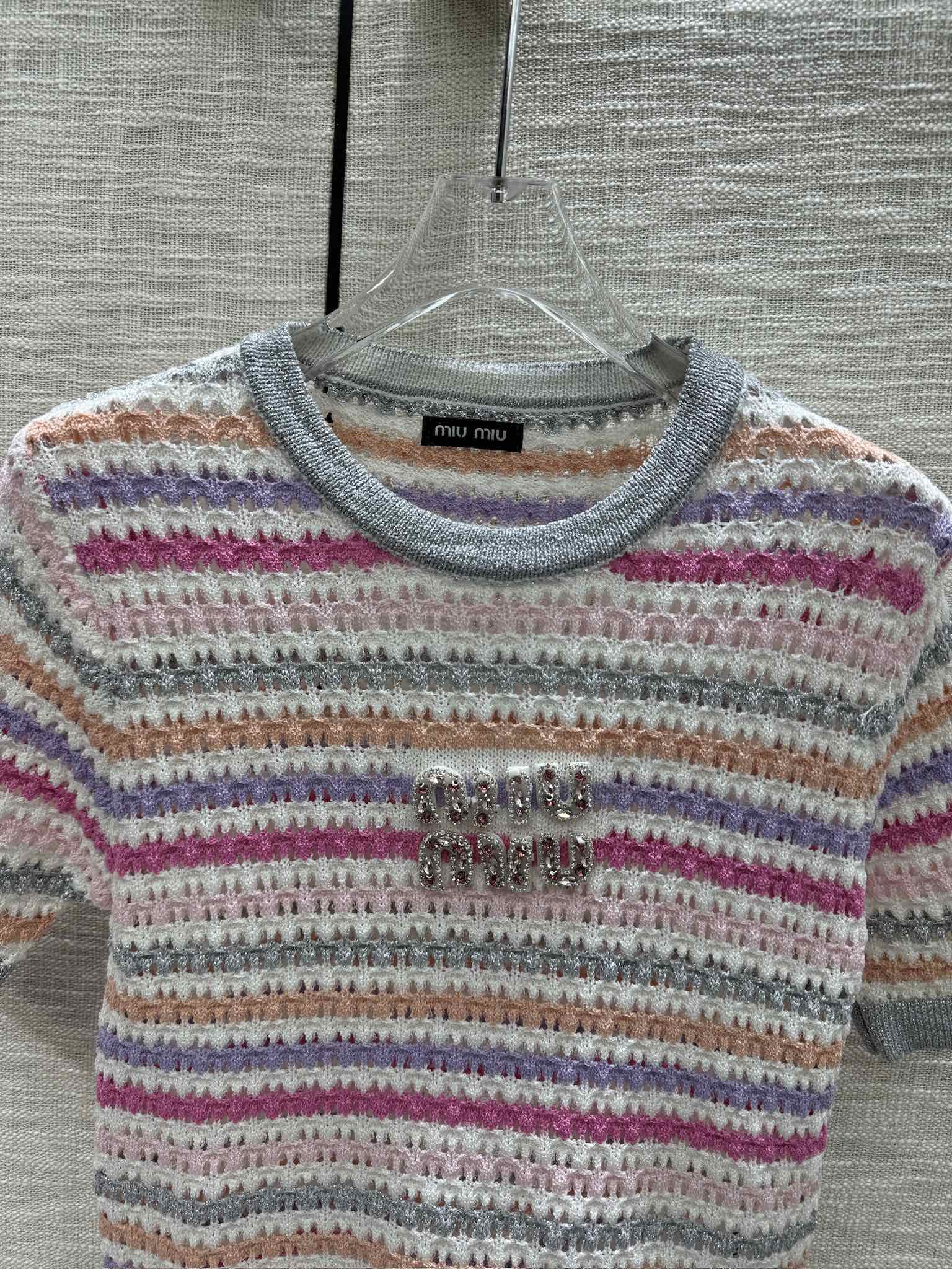 Miu Miu - 2404 - Трикотажное платье с коротким рукавом в полоску, с цветовыми блоками - Розовое