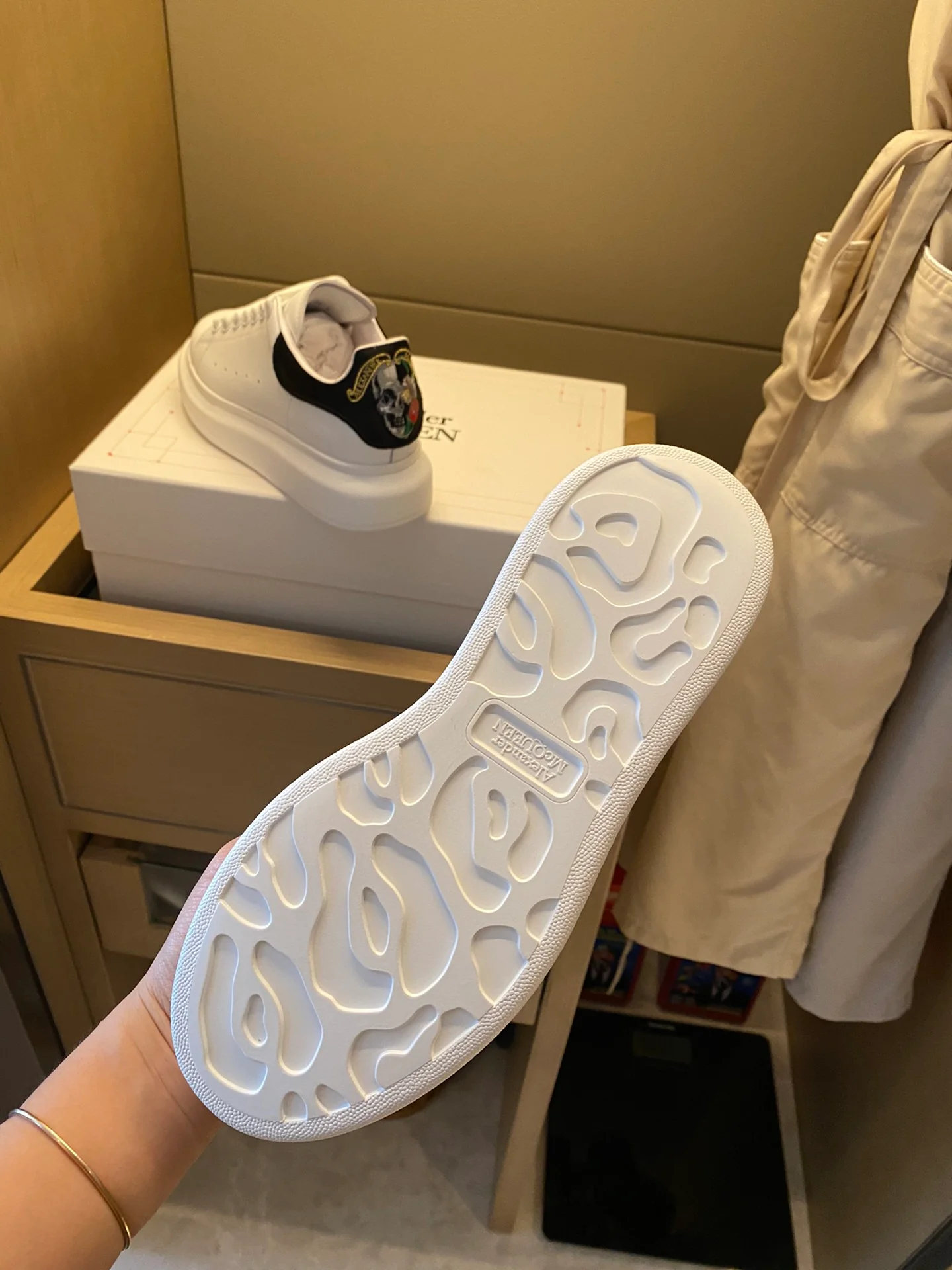 Классические белые кроссовки McQueen с дизайном ?Череп и сердце?.