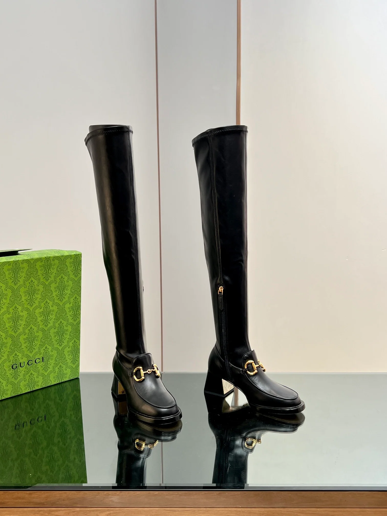 Новинка начала осени 2023 года от Gucci — Эластичные ботфорты с пряжкой ?Конская уздечка? — Черные