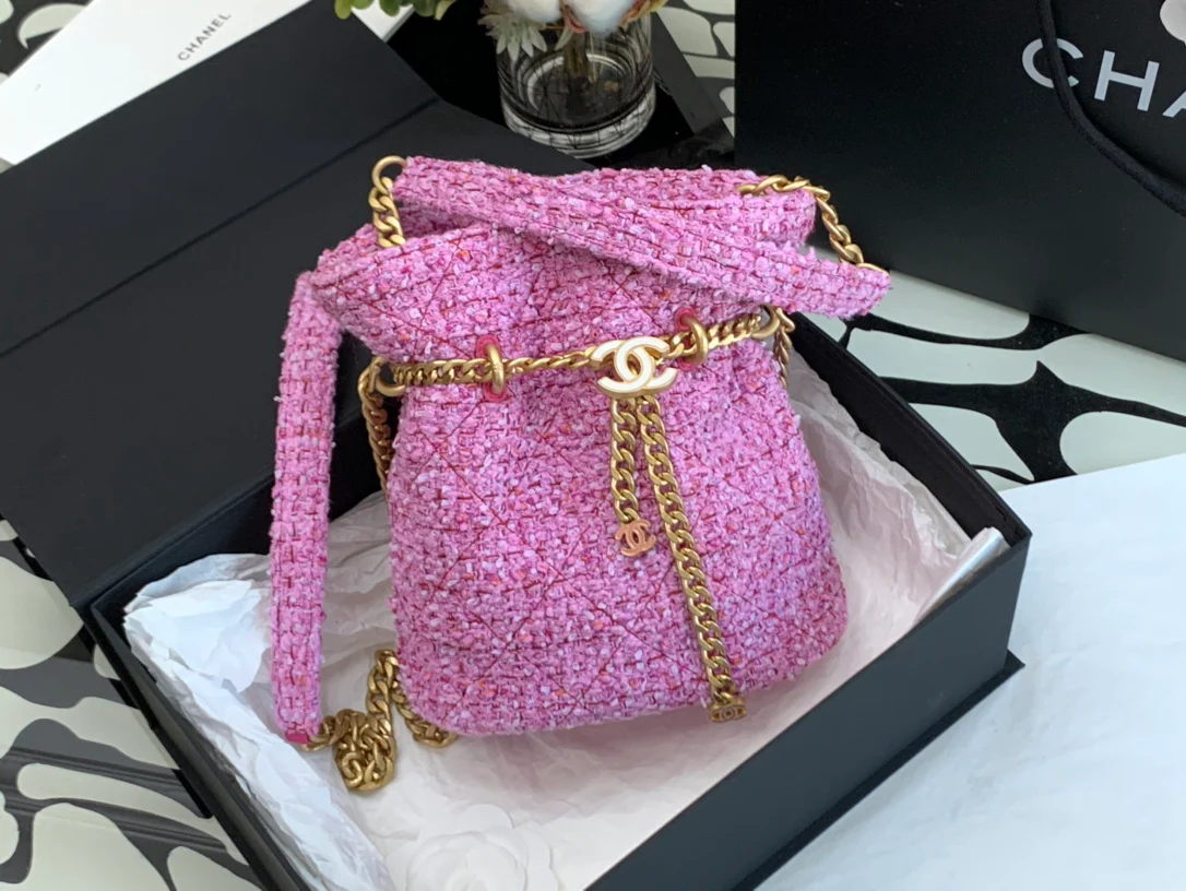 Новинка 2022 года от Chanel - Эмалированная сумка-ведро.