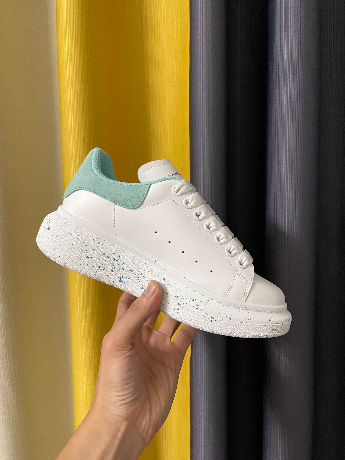 Классические белые кроссовки McQueen - унисекс - акварельный рисунок - подошва с синими точками в стиле граффити