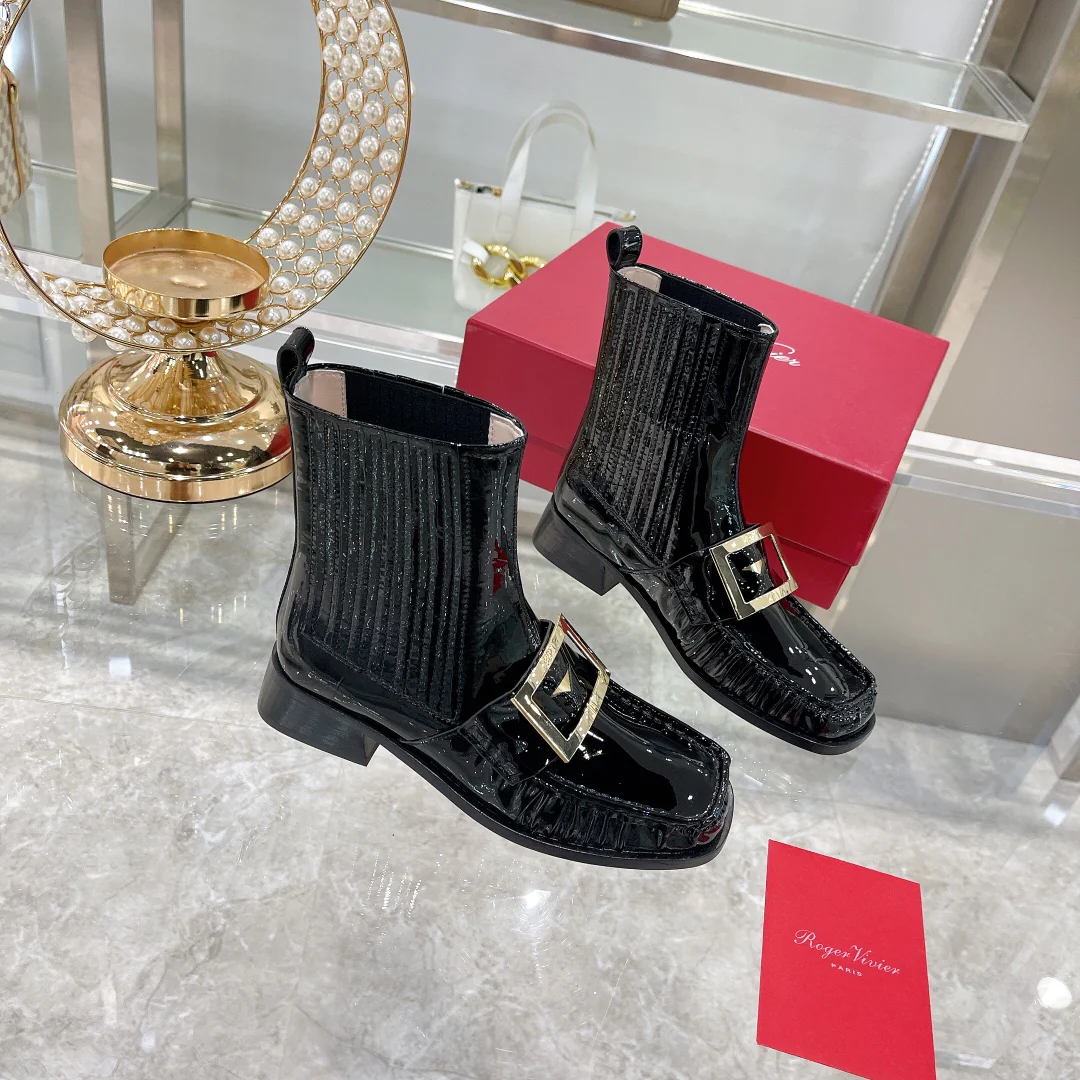 Лакированные ботинки челси с металлическими пряжками — черные.