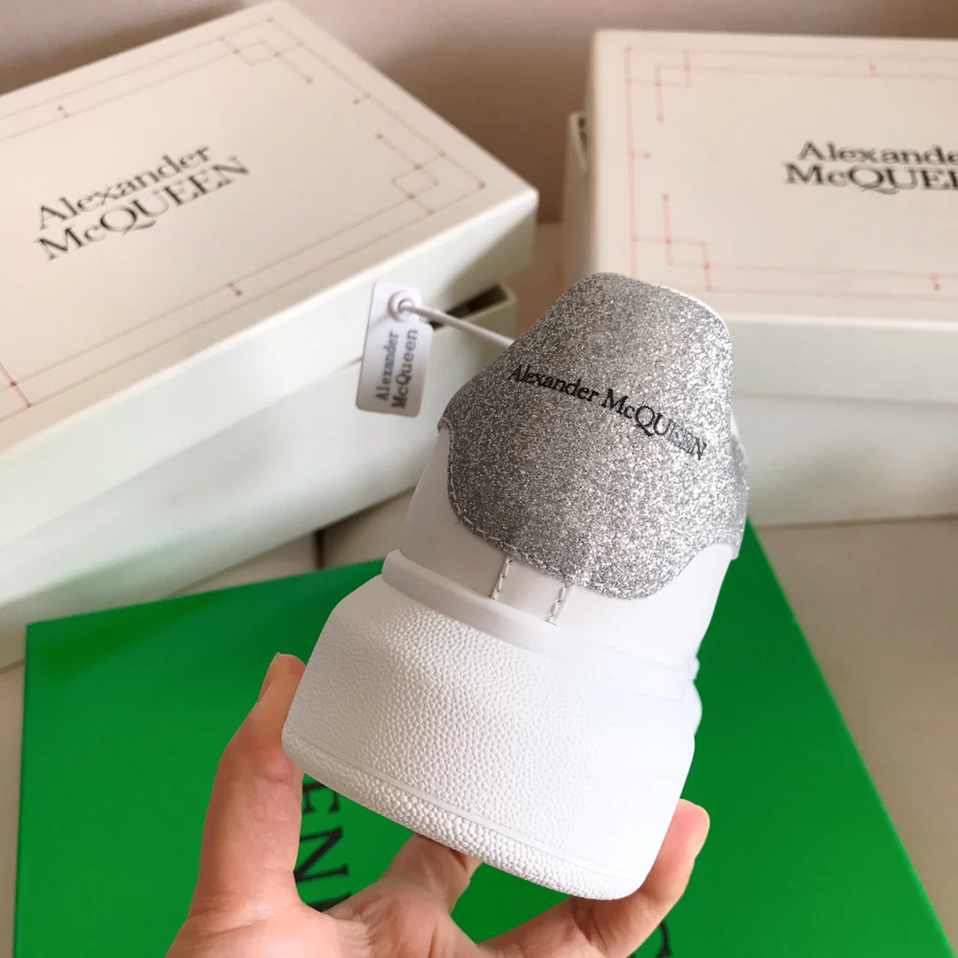 Классические белые кроссовки McQueen с серебристыми блестками