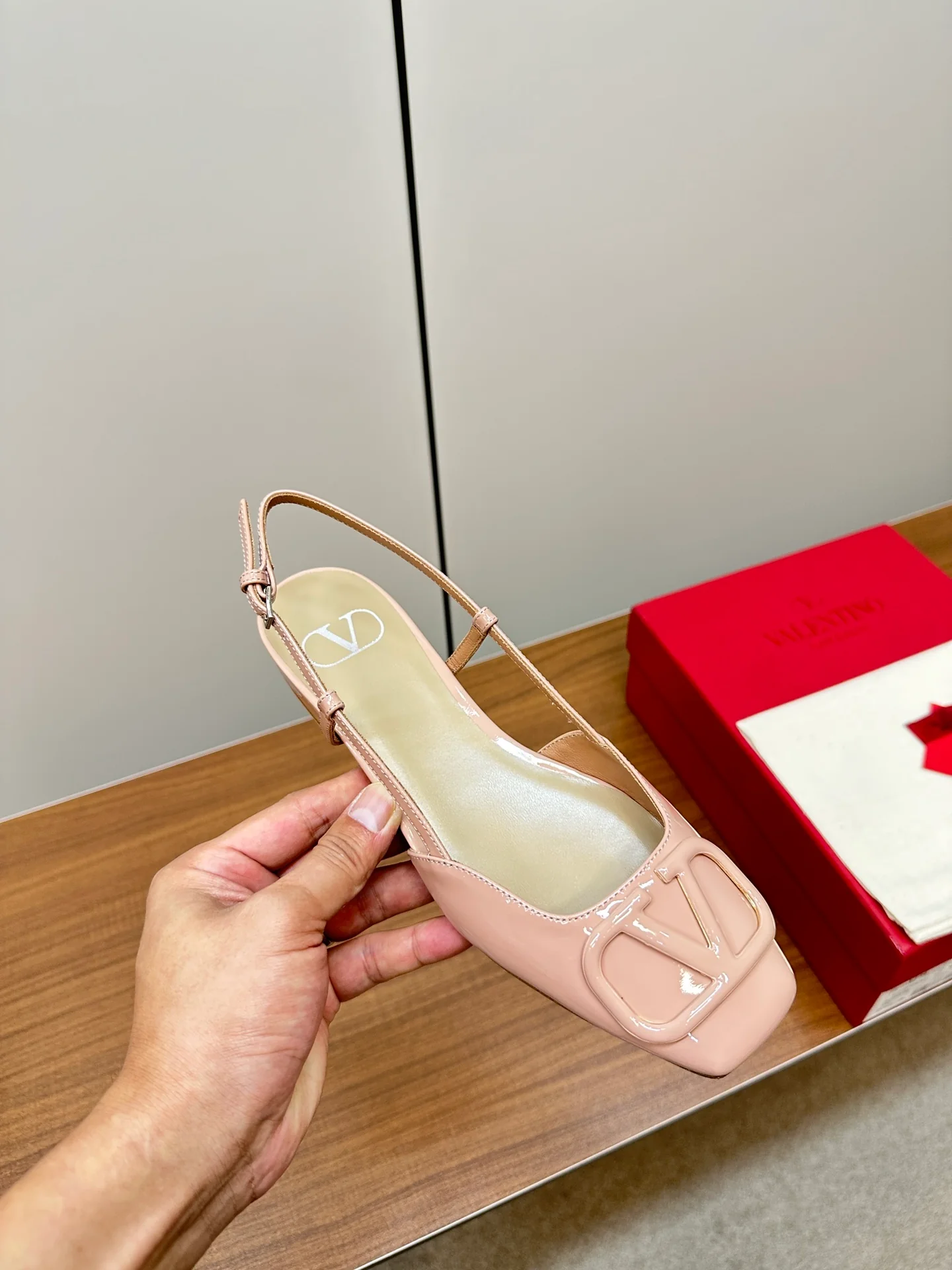 Новинка сезона весна/лето 2023 от Valentino - розовые сандалии на плоской подошве с V-образным ремешком.