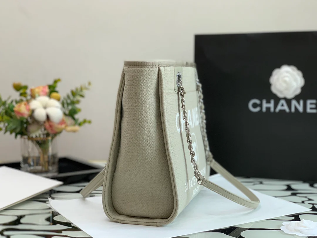 Пляжная сумка Chanel из коллекции осень/зима 2022 — бежевая — маленькая.