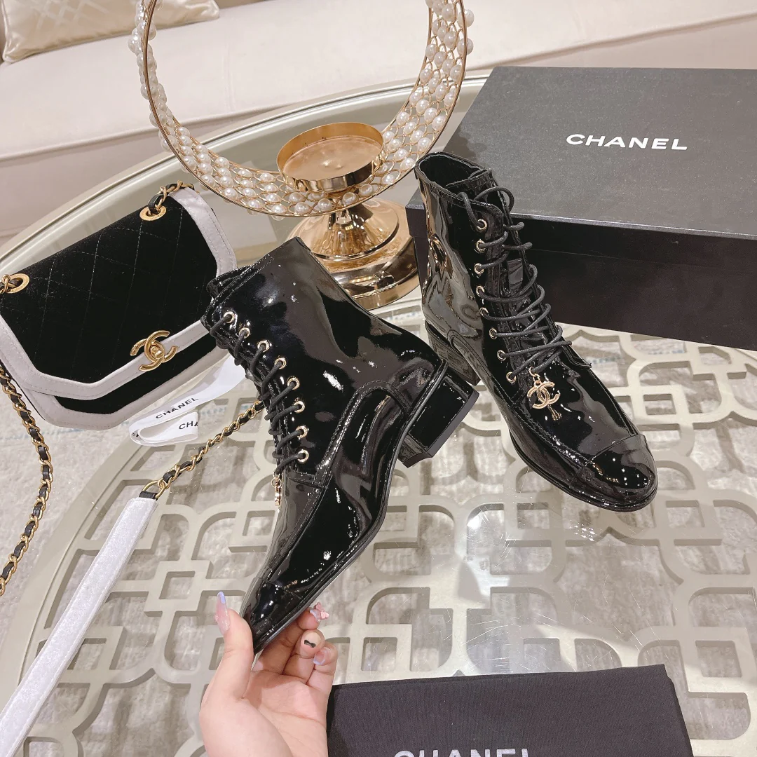 Chanel - Ботильоны с цепочкой и пряжкой