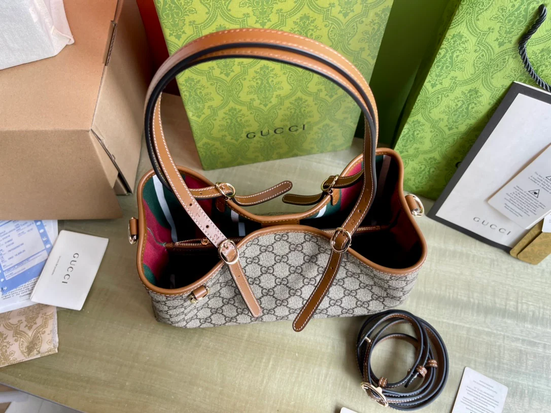 Маленькая сумка-тоут Gucci 2025 из коричневой кожи.