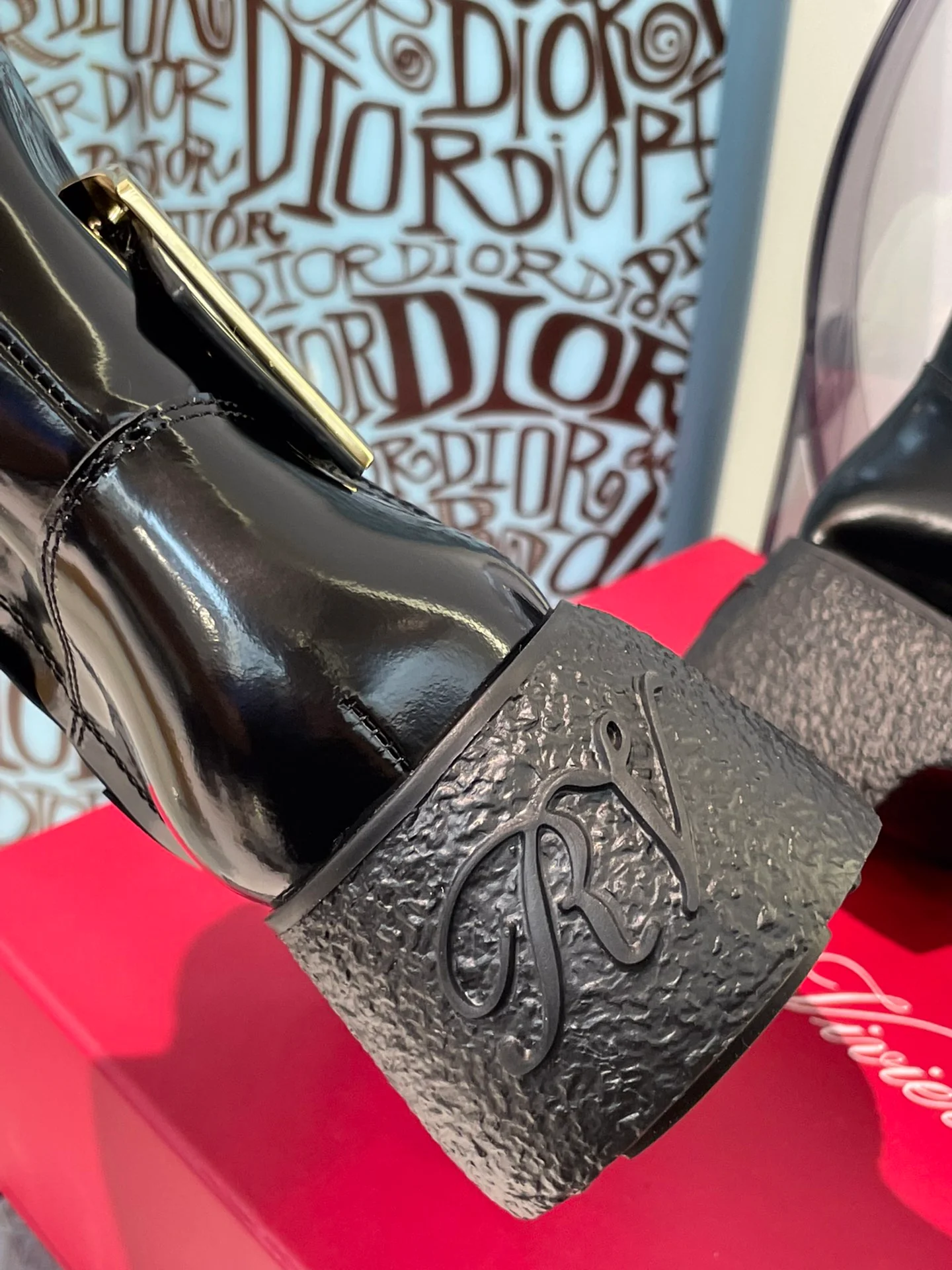 Кожаные ботинки на толстой подошве с застежкой-молнией и металлическими пряжками.