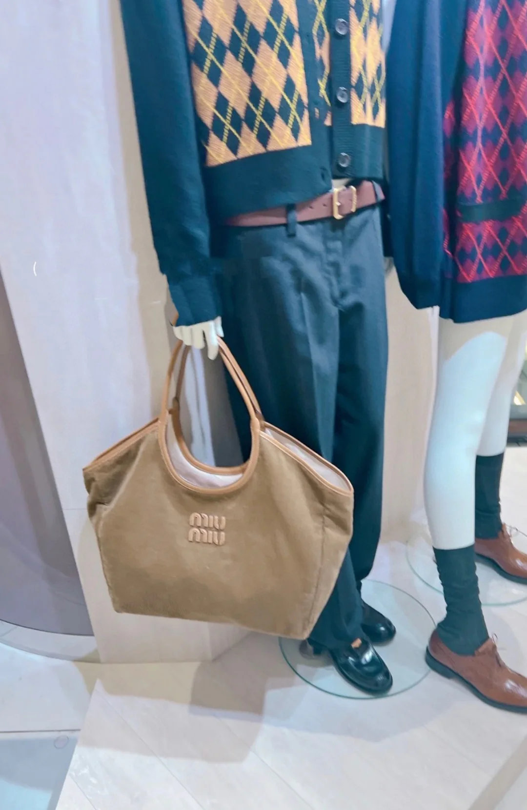 Сумка-тоут Miu Miu Ivy — на фото.