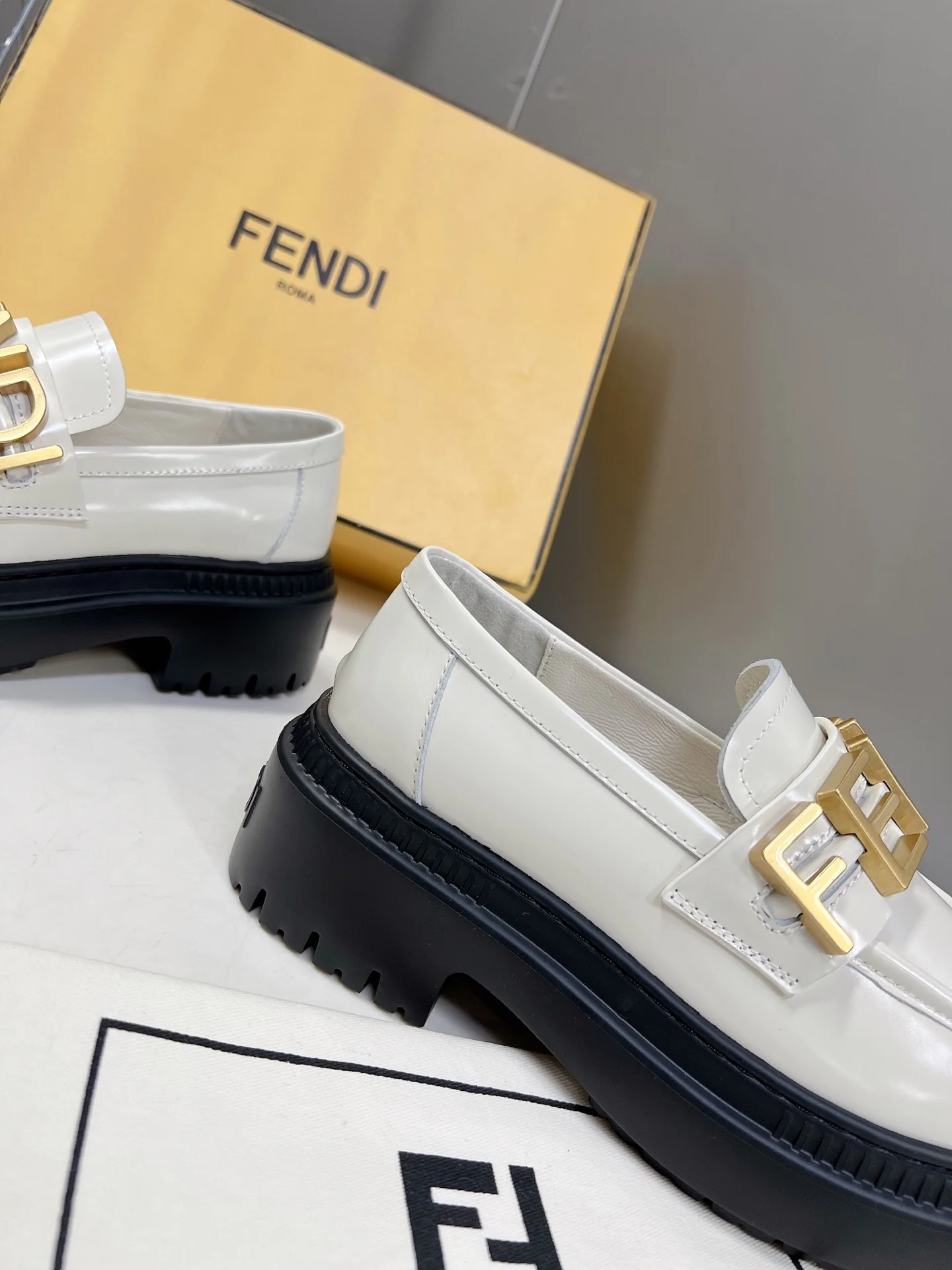 Новинка весны 2022 года от Fendi - туфли Letter Afro - белые.