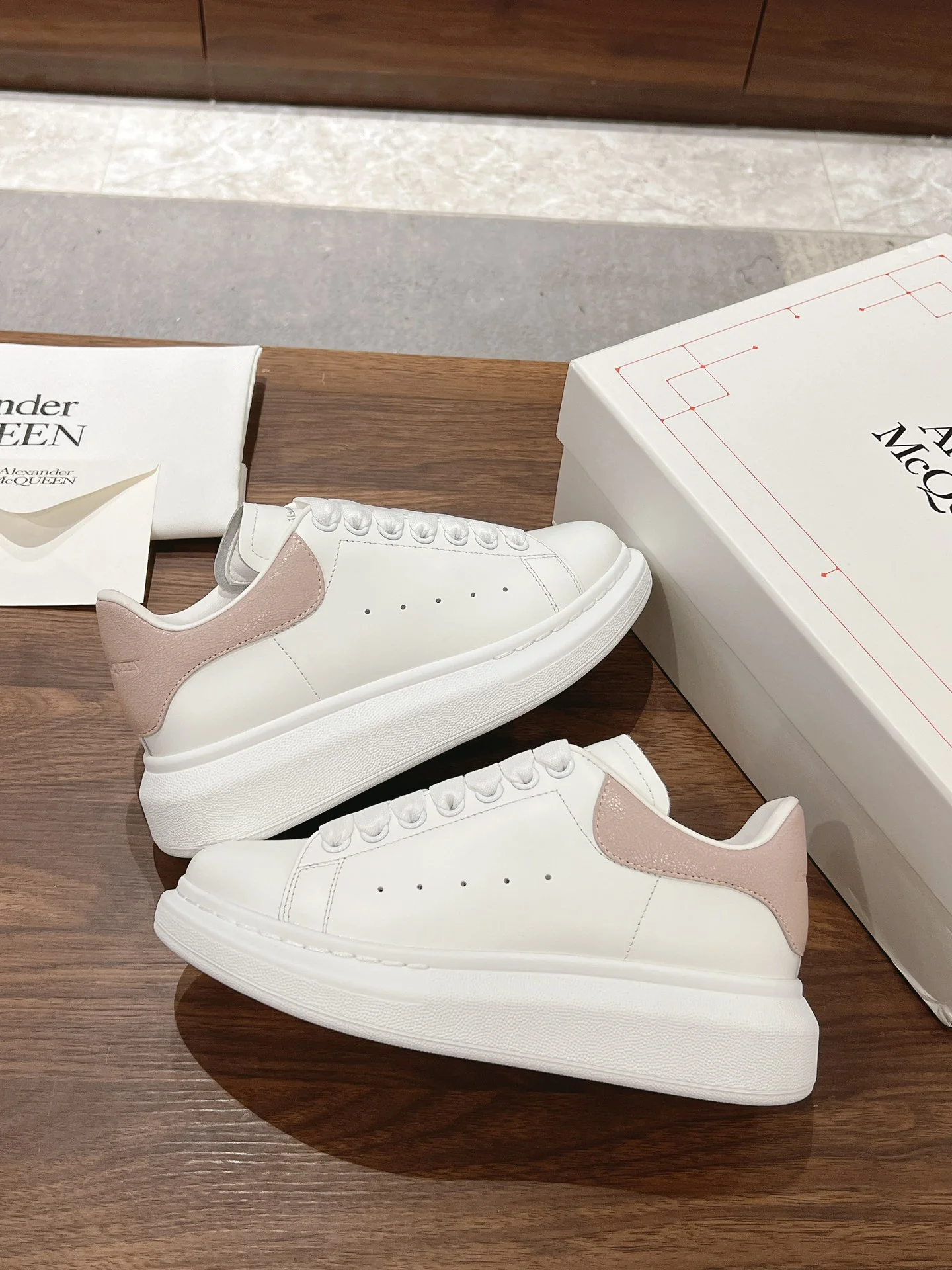 Скейтбордные кроссовки McQueen 2024 - белые