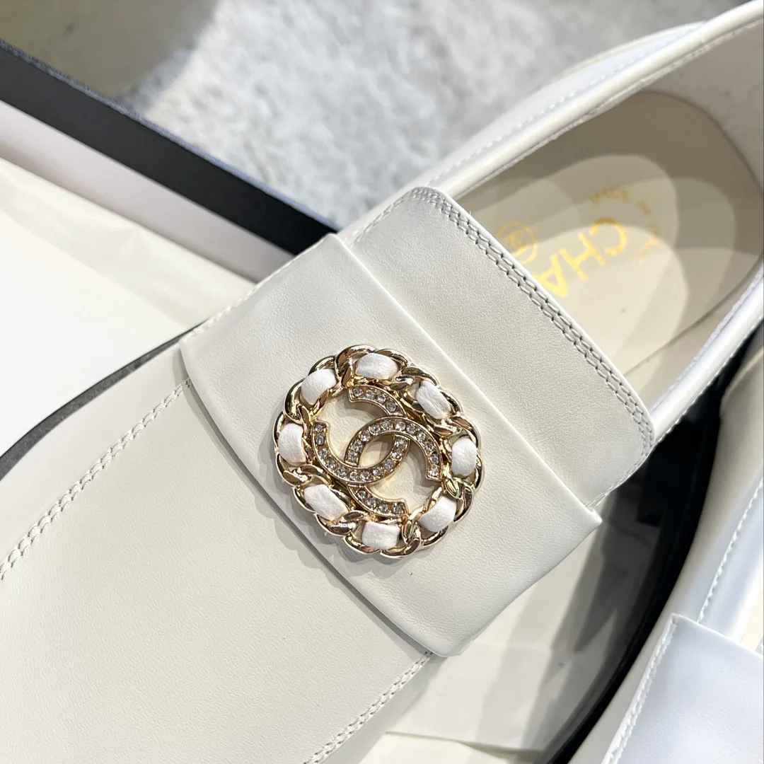 Новинка сезона весна/лето 2023 от Chanel - лоферы из серии Goddess - белые.