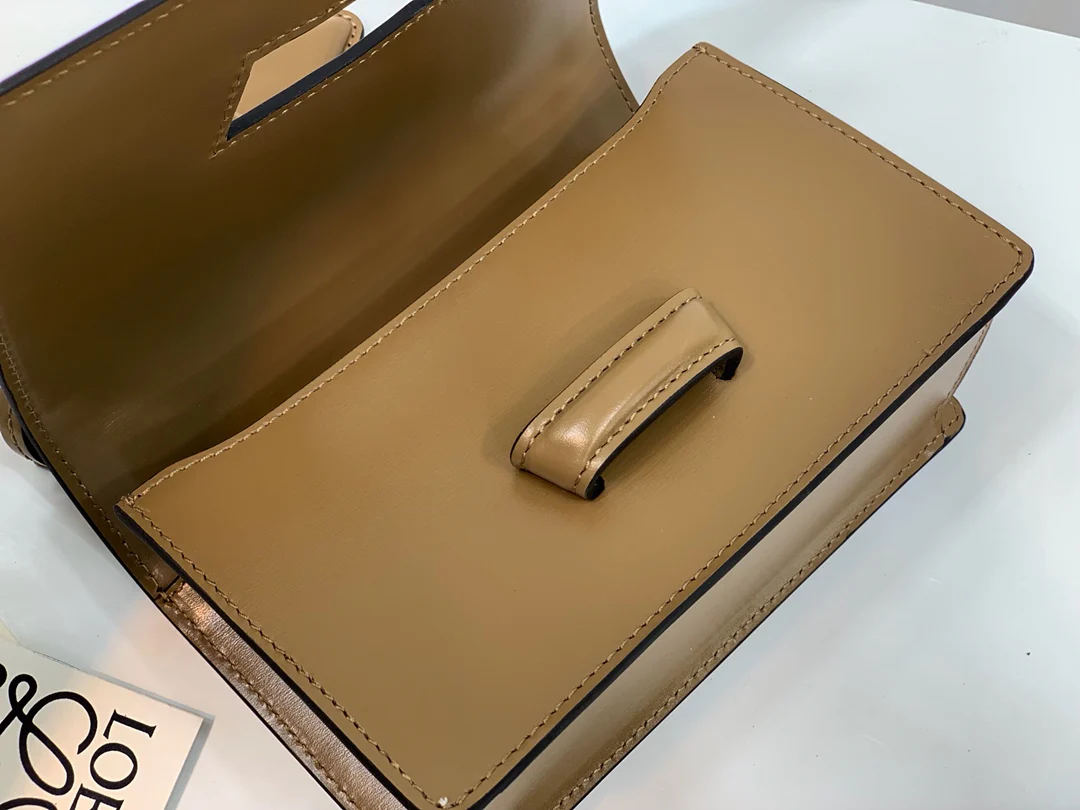 Треугольная сумка Loewe - Телячья кожа - Маленькая - 4